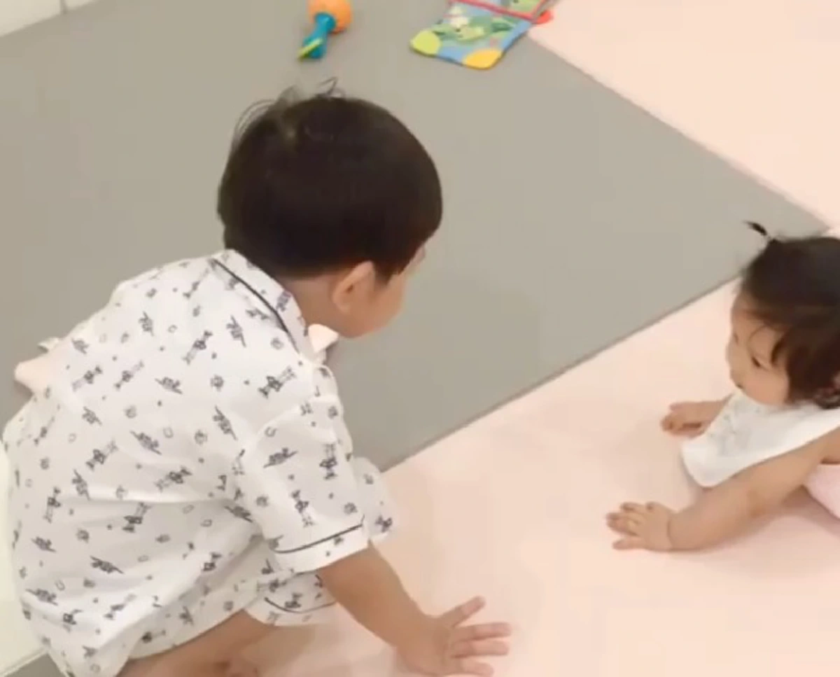 พี่โปรดเปลี่ยนผ้ากันเปื้อนให้น้องปาลิน ทำหน้าที่พี่ชายเเสนดี (คลิป)