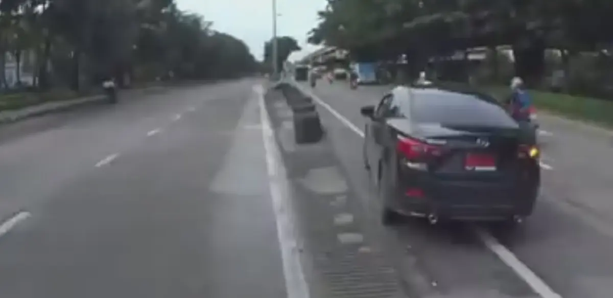 "ขออภัย!! รถใหม่หัดขับ" เก่งป้ายแดงปาดหน้า จยย.ข้าม 3 เลนขึ้นคอสะพาน..ชาวเน็ตเห็นแล้วต้องช่วยเบรก(คลิป)