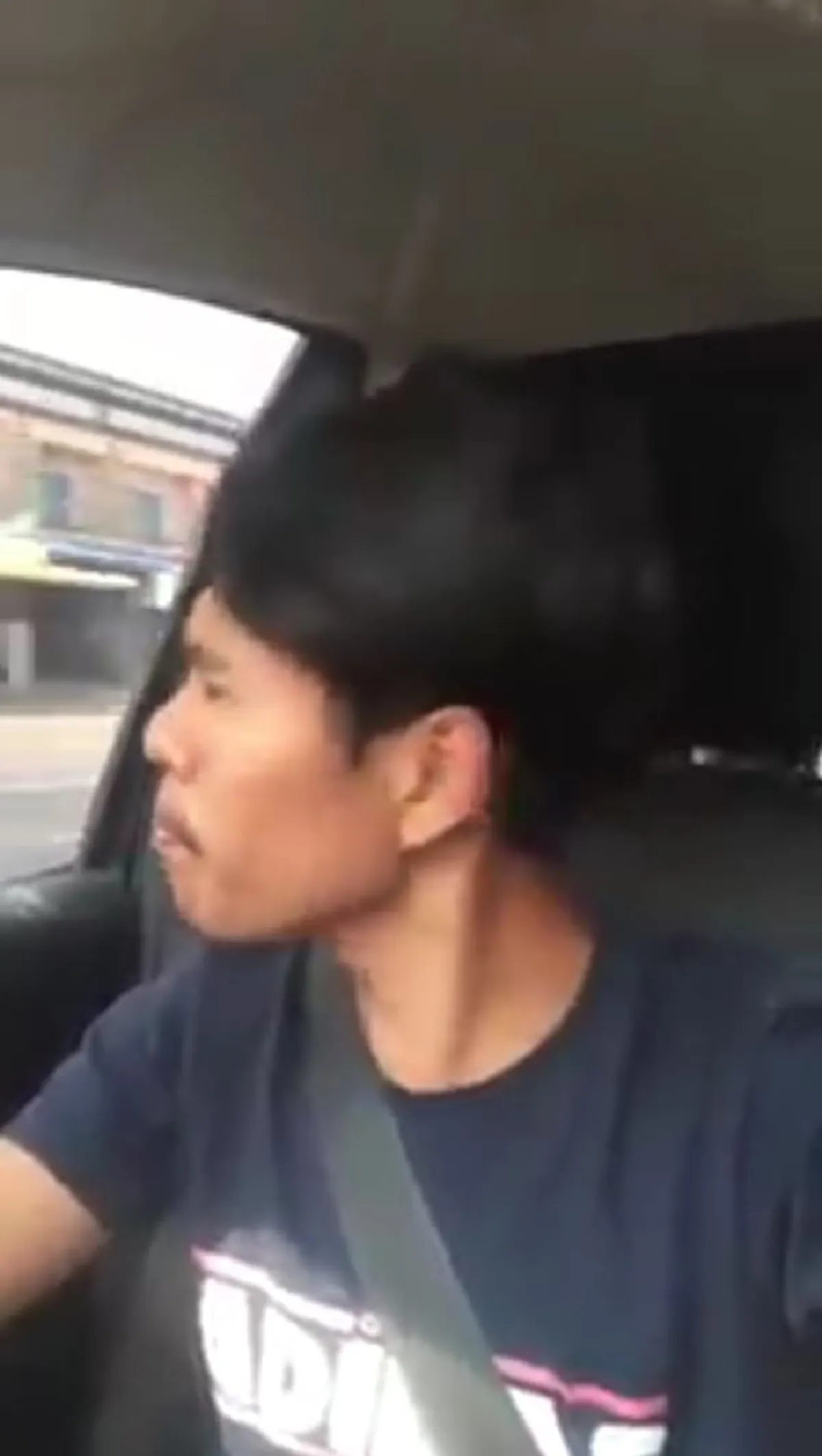 หนุ่มสุดสงสัย!!! ทำไมเวลาเจอด่านตำรวจ ต้องทำกับผมแบบนี้...ลั่น..."แค่เห็นหน้า ก็ขอตรวจเยี่ยว" (คลิป)