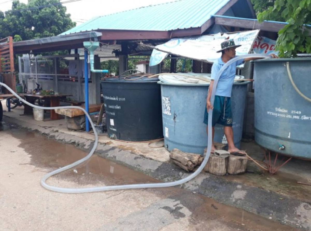 กำนันเมืองโคราชใจดี บรรทุกน้ำแจกลูกบ้าน หลังเกิดภัยแล้ง