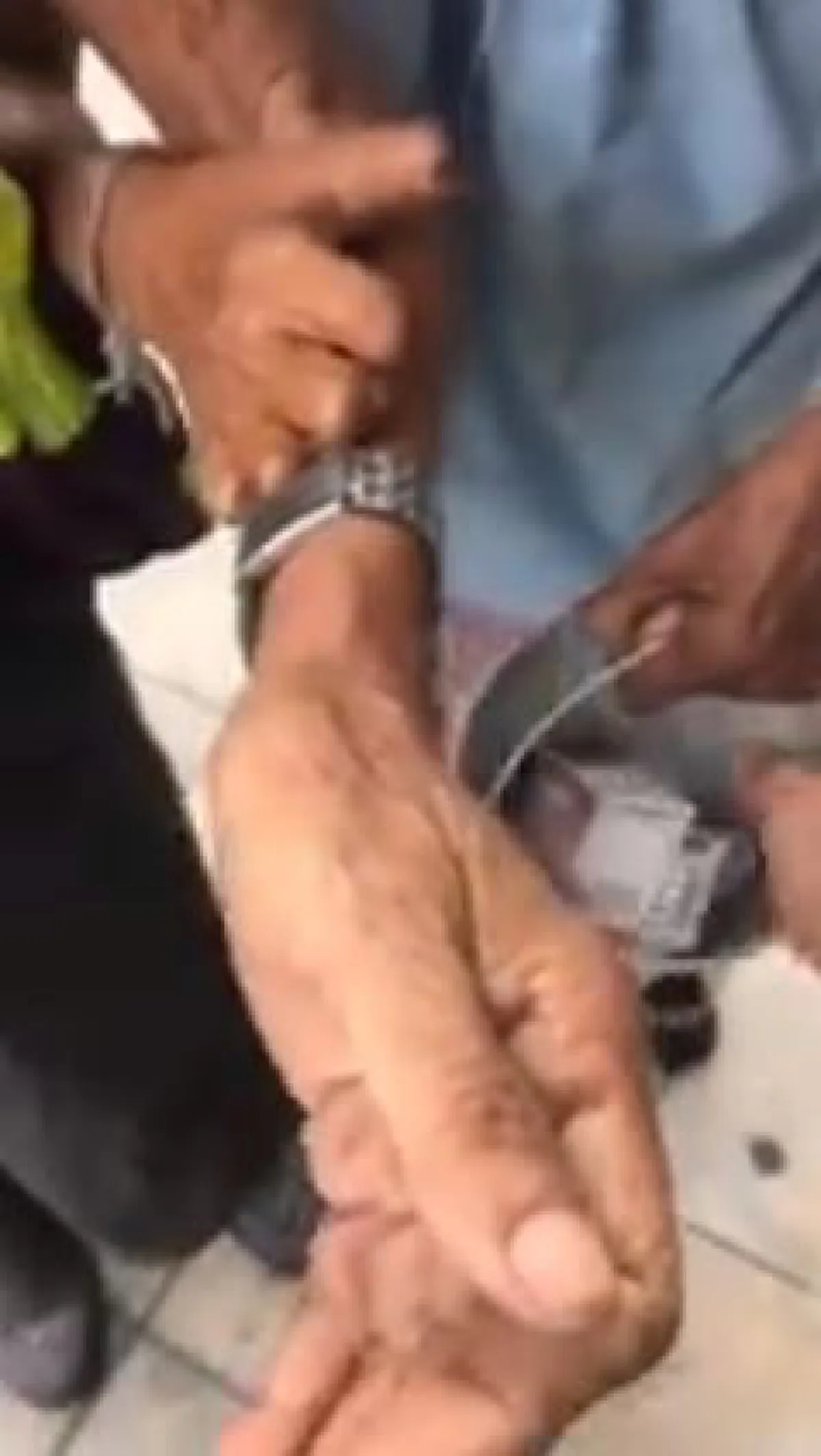 รักแท้มีอยู่จริง...ตายายพิการ หอบสังขารจูงมือเดินขอทานหาเงินเลี้ยงลูกเป็นอัมพาต เห็นแล้วปวดใจชีวิตคนเรามันไม่เท่ากัน! (มีคลิป)