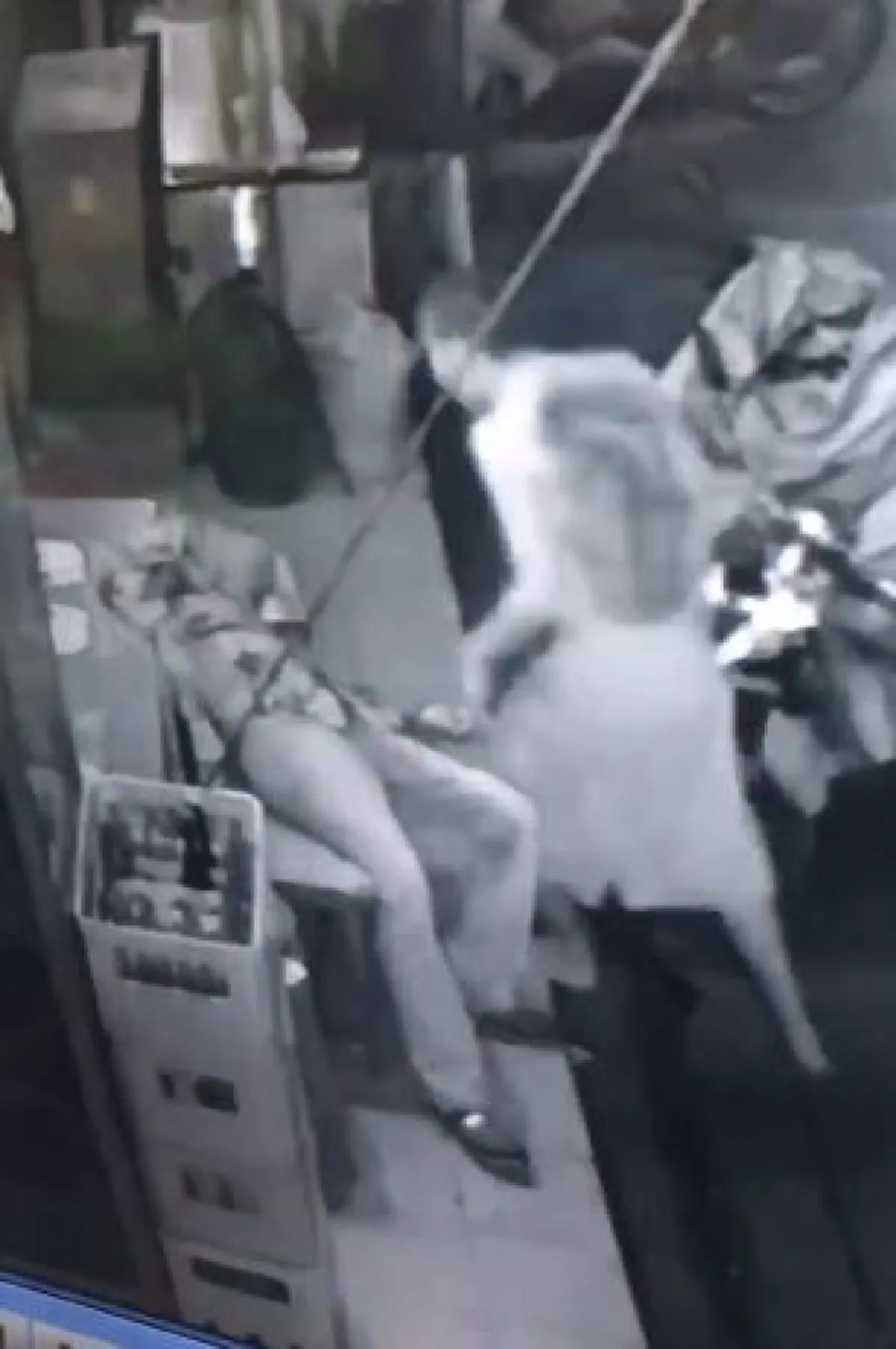 คนไทยดูหน้ามันให้เต็มตา !! เปิดวาร์ป "ไอ้โอ๊ต" ต่อยลุงยามหลับคาโต๊ะ แถมโพสต์กร่างไม่สลด (มีคลิป)