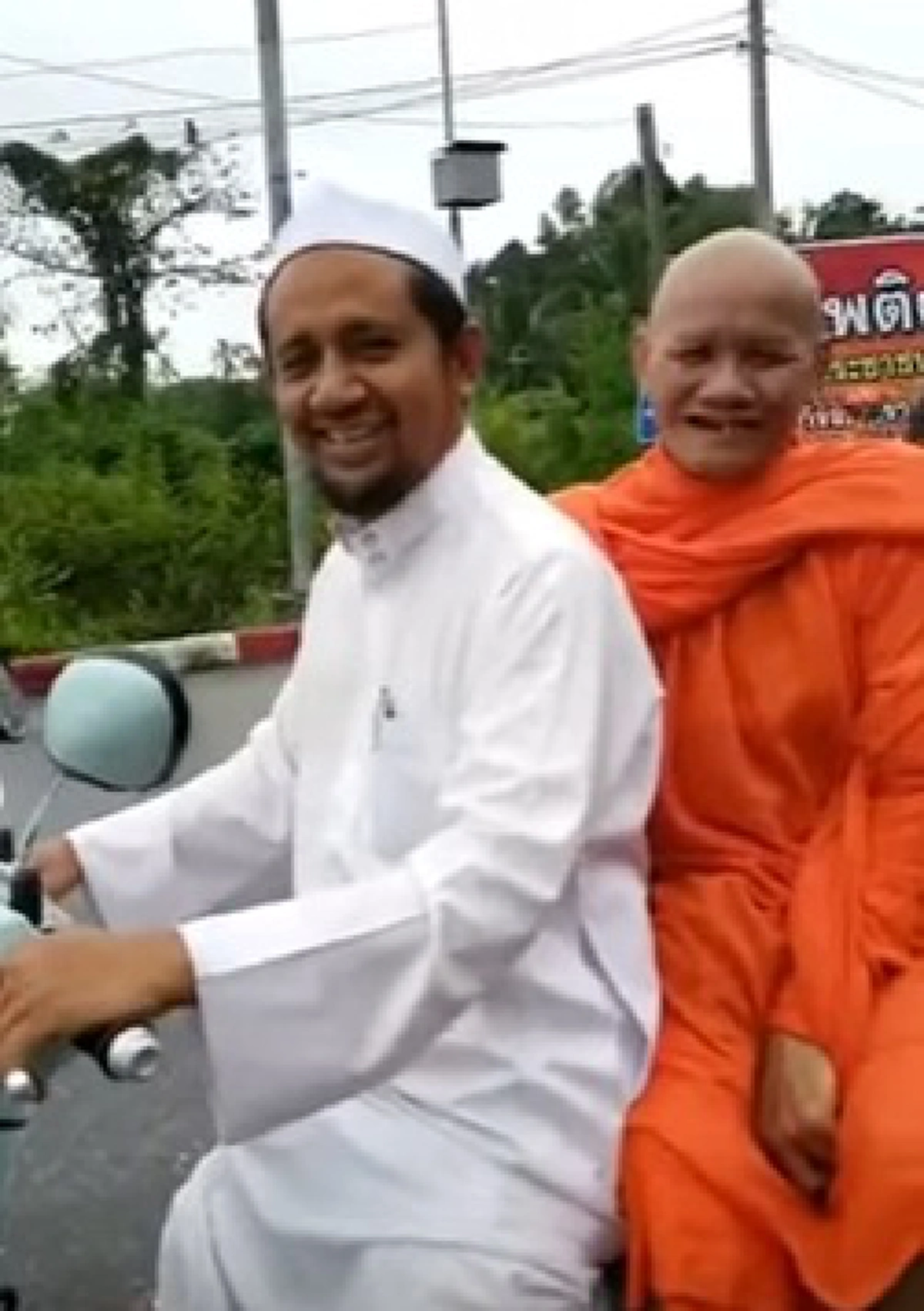 ศาสนาไม่เคยแบ่งแยกความดี !!!โซเชียลแชร์คลิป"โต๊ะอิหม่าม" ขี่จยย.ไปส่ง"เจ้าอาวาส"ชาวเน็ตชื่นชมแม้นับถือคนละศาสนาแต่มีน้ำใจช่วยเหลือกัน?(คลิป)