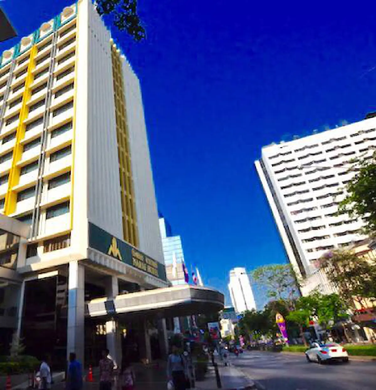 แท็กซี่กร่างปฏิเสธรับผู้โดยสาร ซ้ำยังโทรเรียกตำรวจพรรคพวกมาจับสุดท้ายเงิบหนักแทบร้องขอชีวิตเมื่อพบว่าผู้โดยสารเป็นใคร?ซวยไปทั้งลูกพี่ลูกน้อง