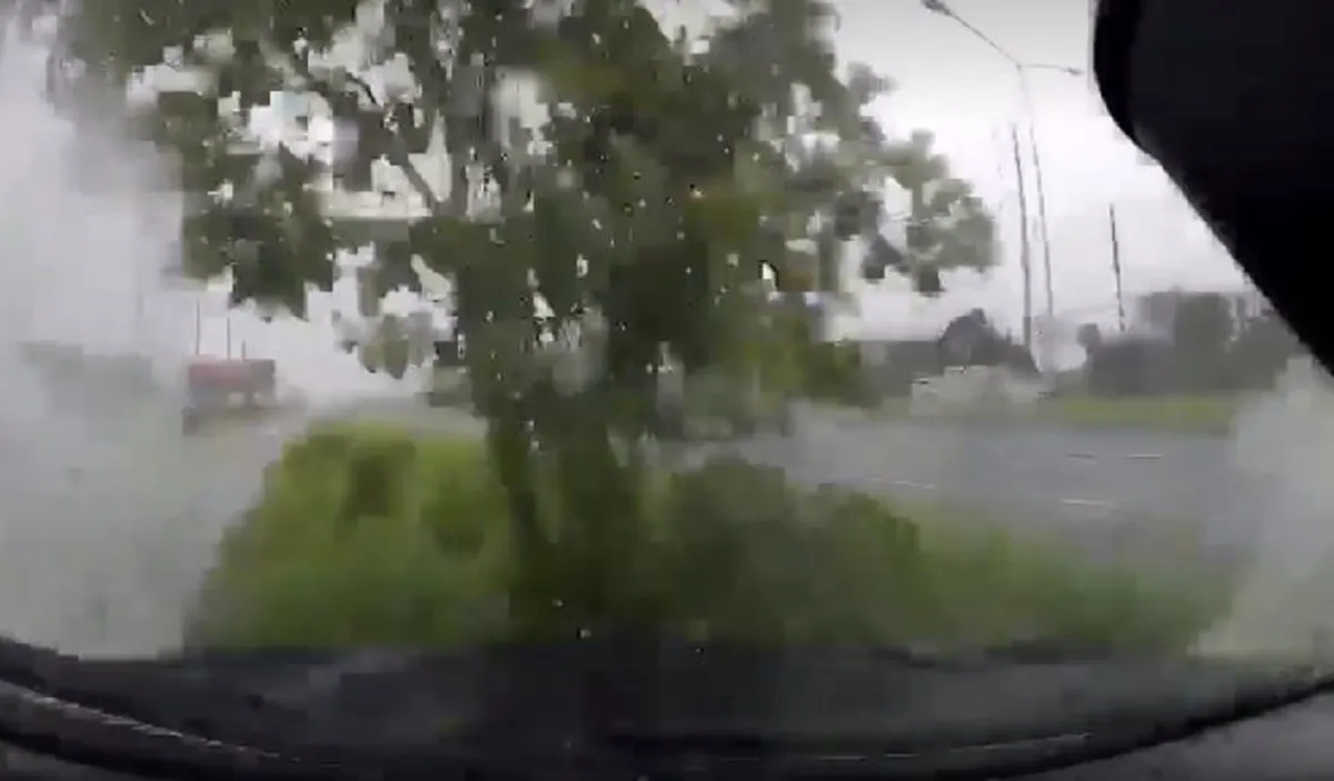 เสียงหวีดร้องระงม คลิปจากในรถอุทาหรณ์ฝนตกแต่ขับเร็วเสียหลักพุ่งขึ้นเกาะกลางกระแทกต้นไม้ (คลิป)