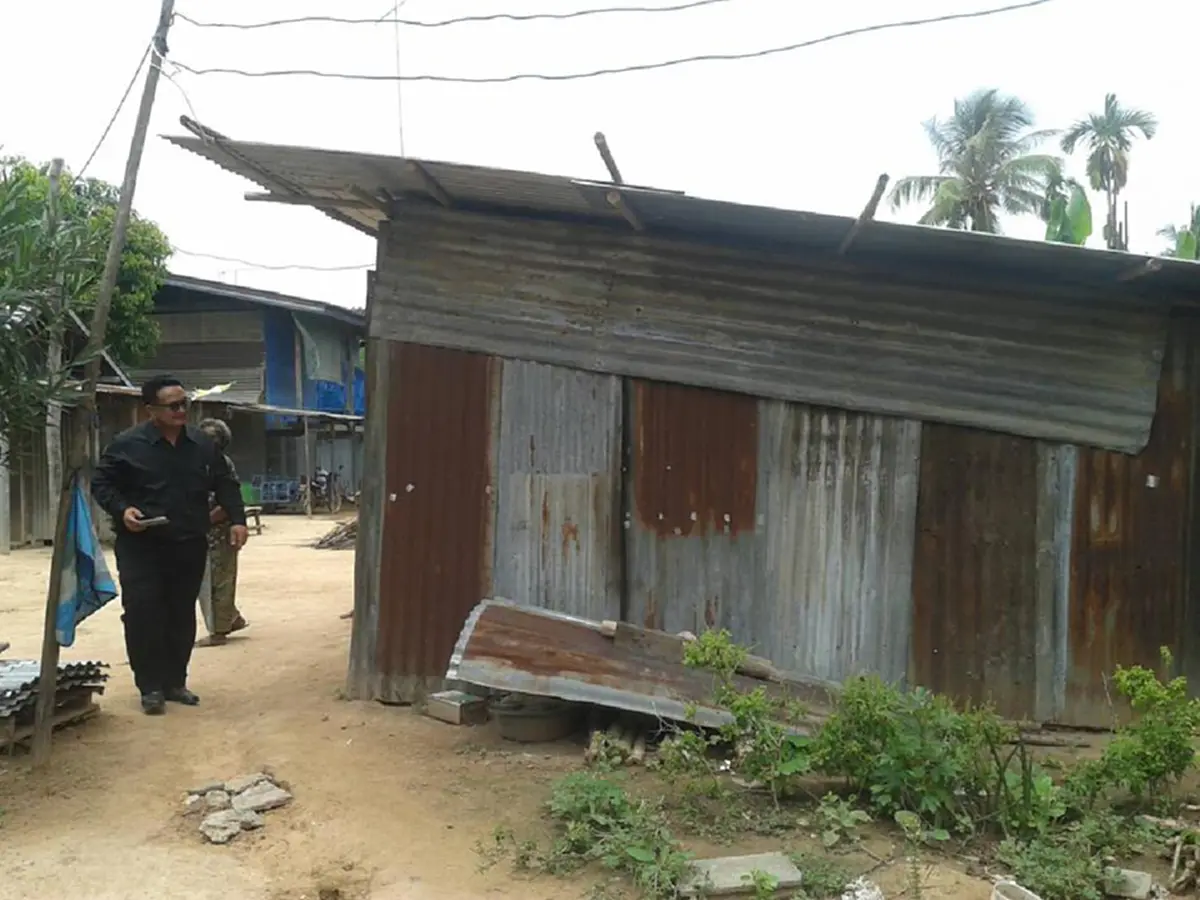 อนิจจาชีวิต!! น้องอิคคิว นักเรียนชั้นป.1พิการซ้ำซ้อน นิ้วมือนิ้วเท้าติดกันแต่กำเนิดแม่เสียตั้งแต่แรกคลอด เพื่อนบ้านเวทนาปลูกเพิงพักกันแดดฝน