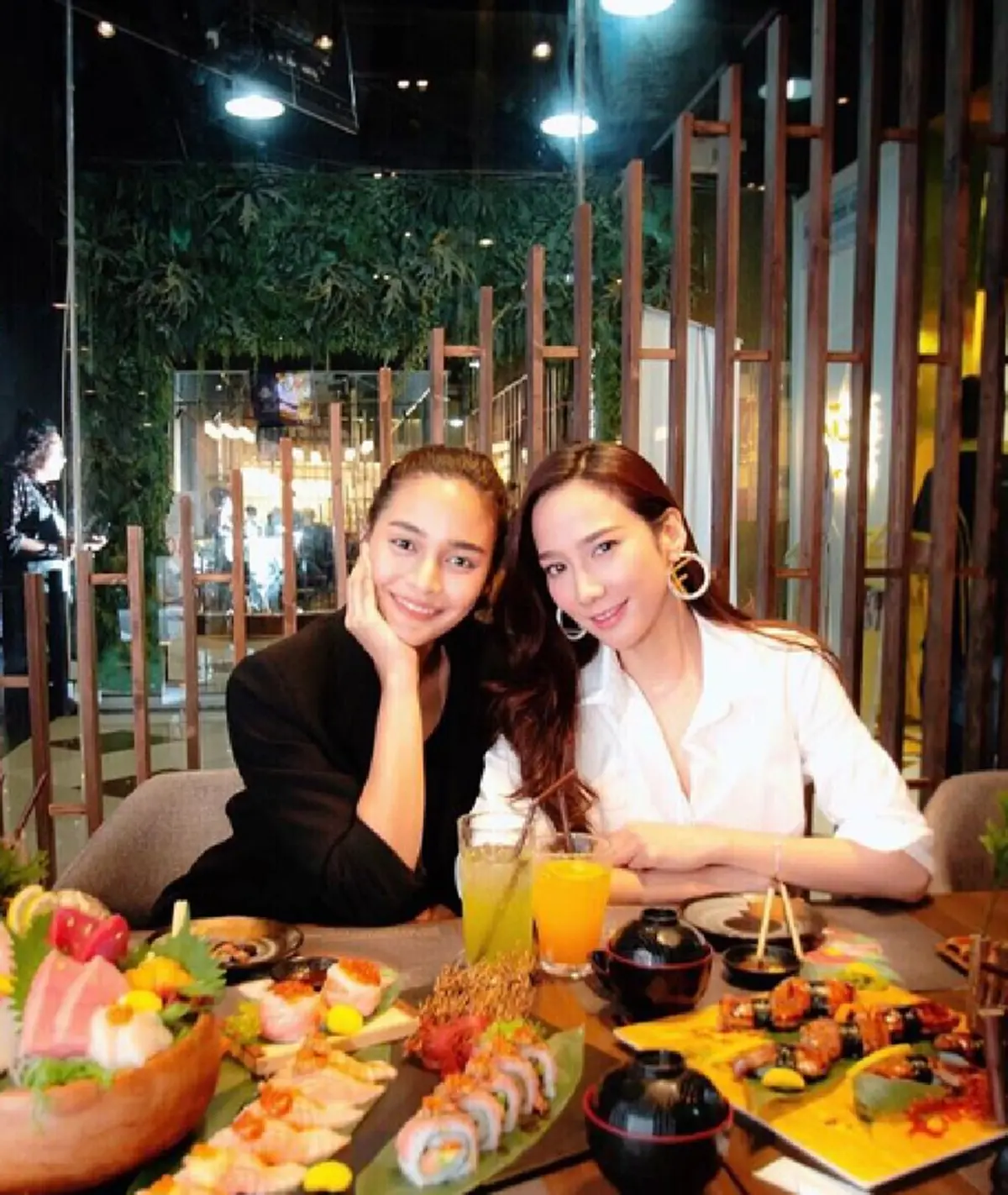 พี่ยังไม่แก่ !! "ปุ๊กลุก ฝนทิพย์" เซอร์ไพรส์ "อั้ม พัชราภา" นำพวงมาลัยมาไหว้ เป็นรุ่นพี่ที่ดีกับน้องมาตลอด (คลิป)