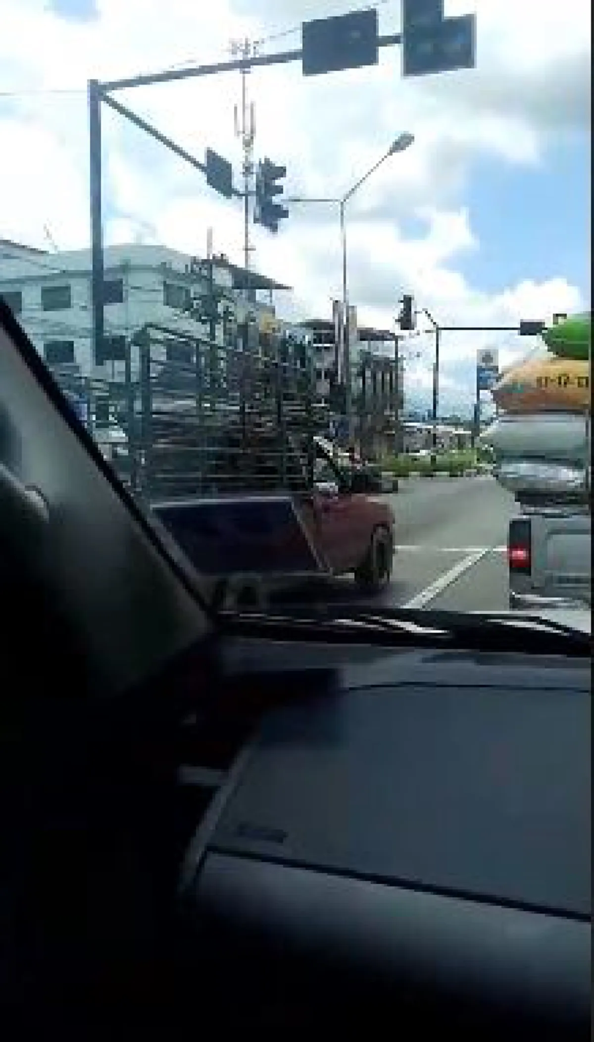 กรี๊ดลั่นถนน สาวเจอดีรถแล่นเองได้ไร้เงาคนขับ ยกโทรศัพท์อัดคลิปไว้ทุกคนต้องได้เห็นกับตา (คลิป)