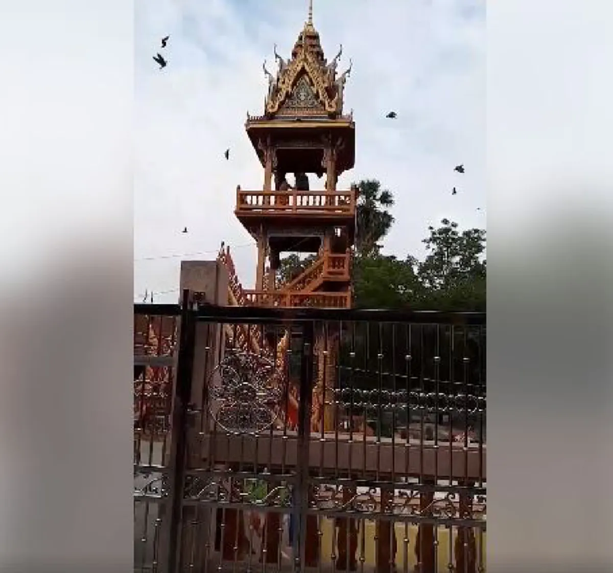 พามาฟังถึงวัด หนุ่มบุกพิสูจน์"เสียงระฆังวัดไทร" ในระยะใกล้ยิ่งกว่าคอนโดฯพิสูจน์ด้วยหูคุณเอง (คลิป)