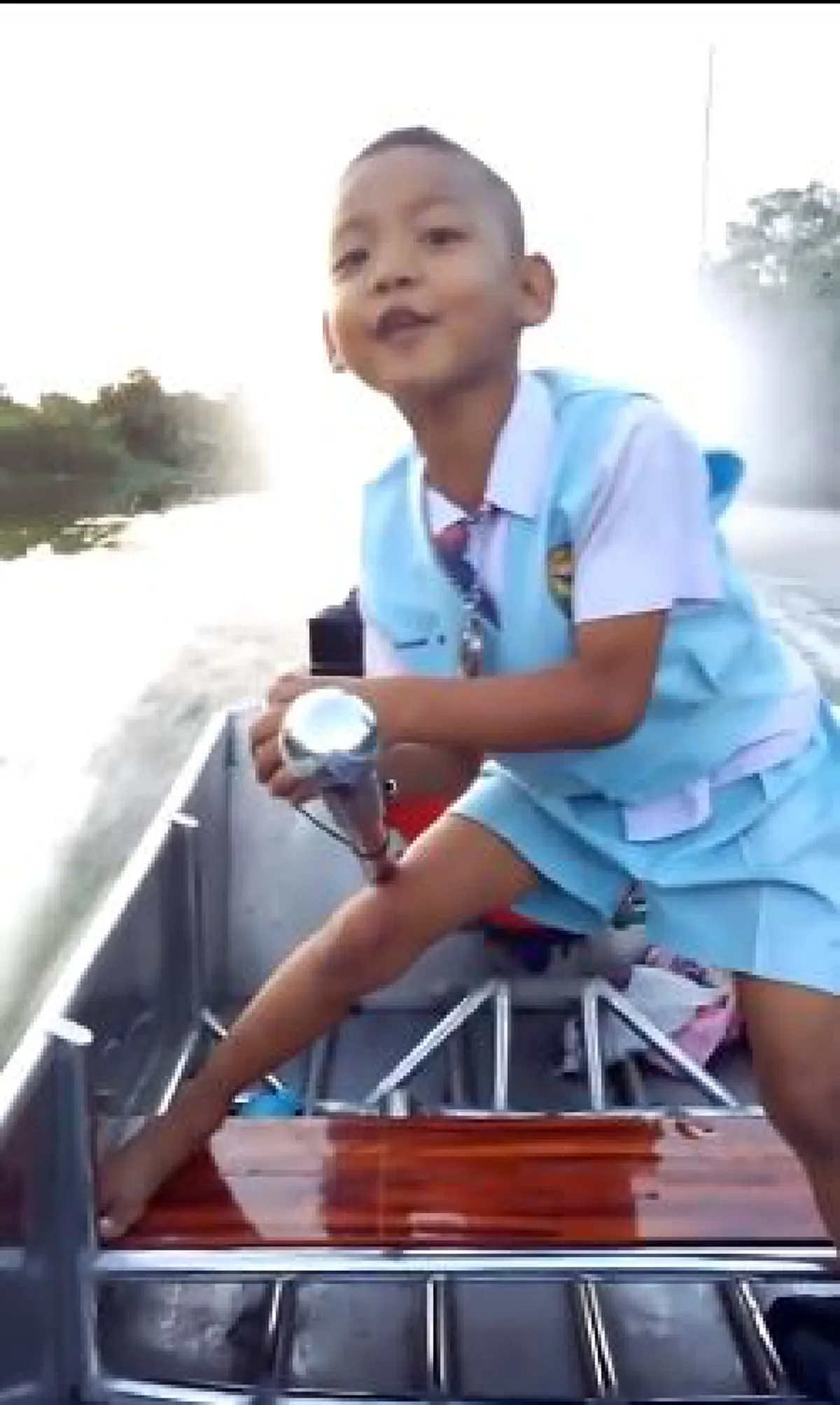 เจ้าหนู5ขวบโชว์ลีลาบังคับหางเสือสุดซิ่ง ขับเรือพุ่งฉิว สีหน้ามุ่งมั่น ถูกใจชาวโซเชียล! (คลิป)