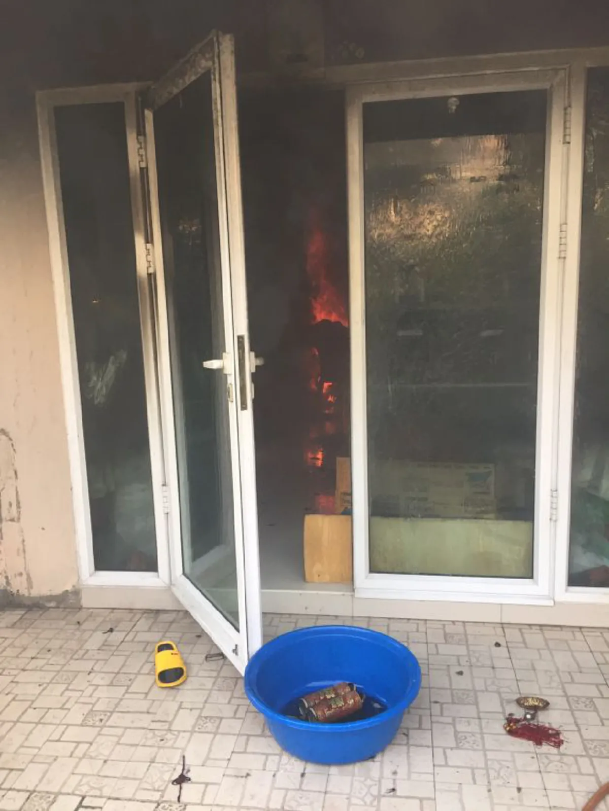 เพลิงไหม้บ้านเดี่ยว เจ้าของไม่อยู่ "เปิดพัดลมทิ้งให้หมา-แมว" เกิดไฟฟ้าลัดวงจร ไหม้ทั้งบ้าน