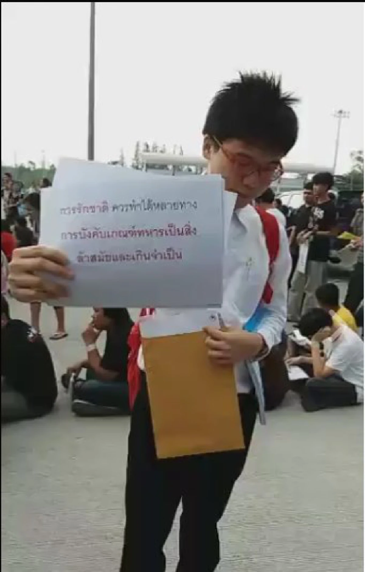 มาแล้ว!!! "เนติวิทย์" เดินทางมายื่นผ่อนผันการเกณฑ์ทหาร ประกาศกร้าว เกณฑ์ทหารมันไม่มีประโยชน์!!!(รายละเอียด)