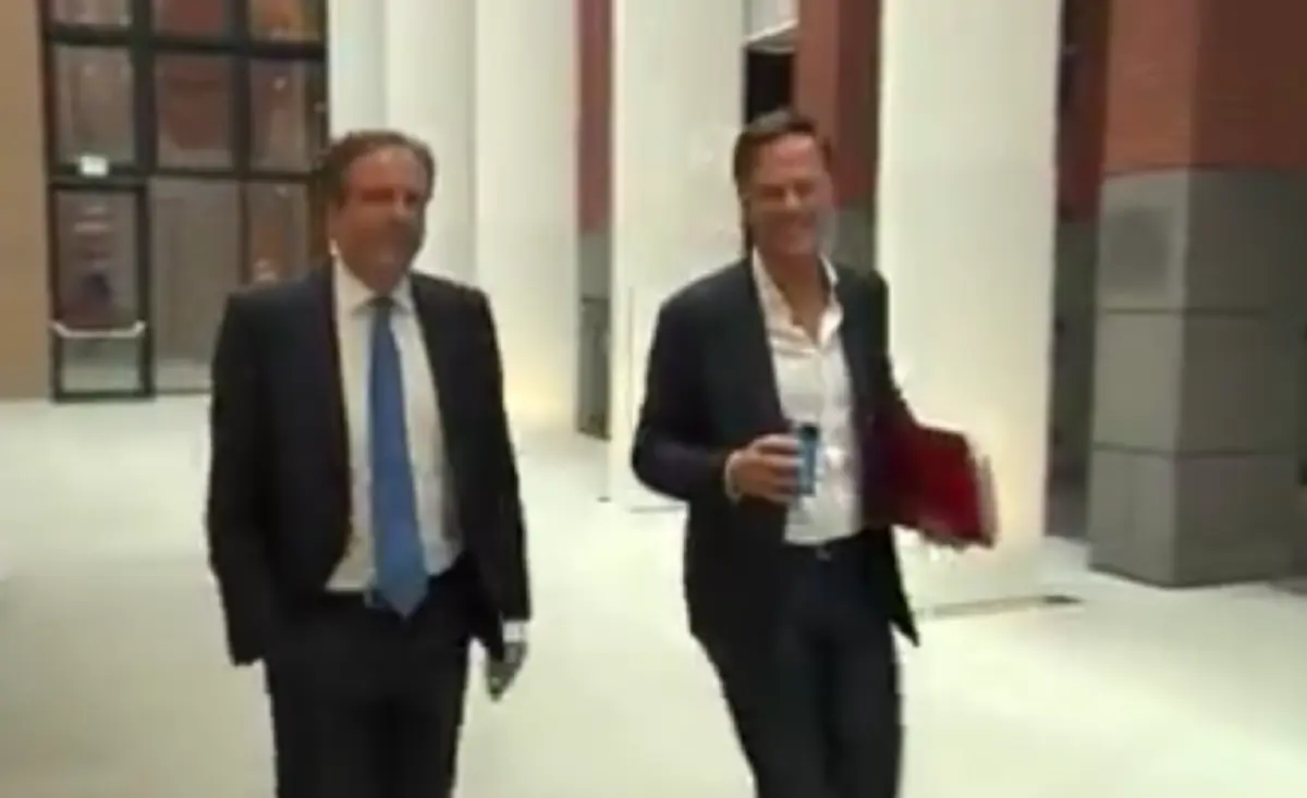 แห่ดูนับแสนในไม่กี่นาที!!! เมื่อ"นายกฯเนเธอแลนด์"ขณะเข้าสภาฯ ดันทำกาแฟหก แต่สิ่งที่เขาทำ คนทั่วโลกถึงกับชื่นชมคุณคือสุดยอดผู้นำ!!!(คลิป)