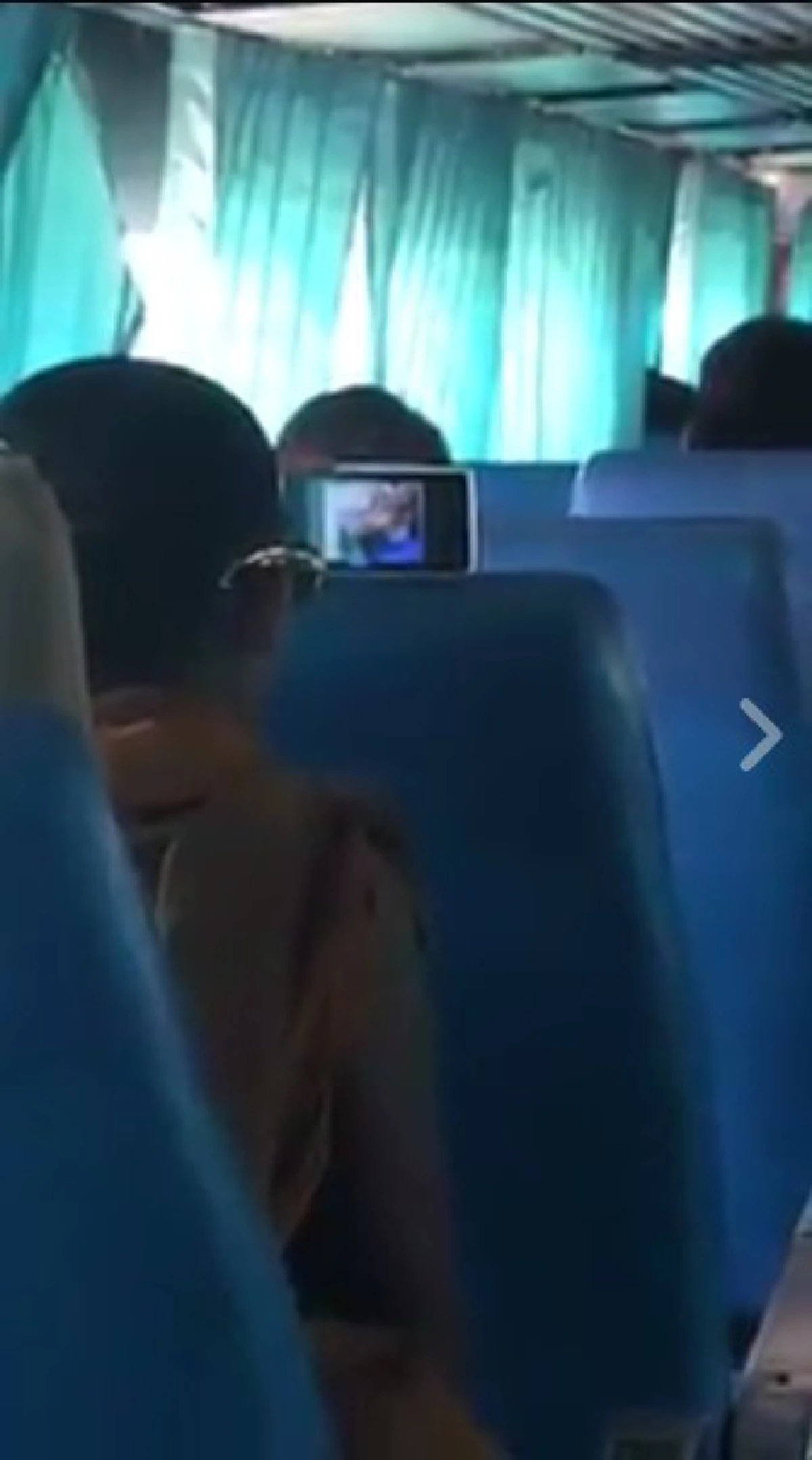 โคตรเสื่อม!!! เมื่อหนุ่มคนหนึ่งขึ้นรถทัวร์แล้วได้ยินเสียงหนังโป๊ลั่นรถ...ตั้งใจจะหันไปเตือน แต่ภาพที่เห็นกลับเป็นพระสงฆ์นั่งดูอยู่เต็มๆตา!!!