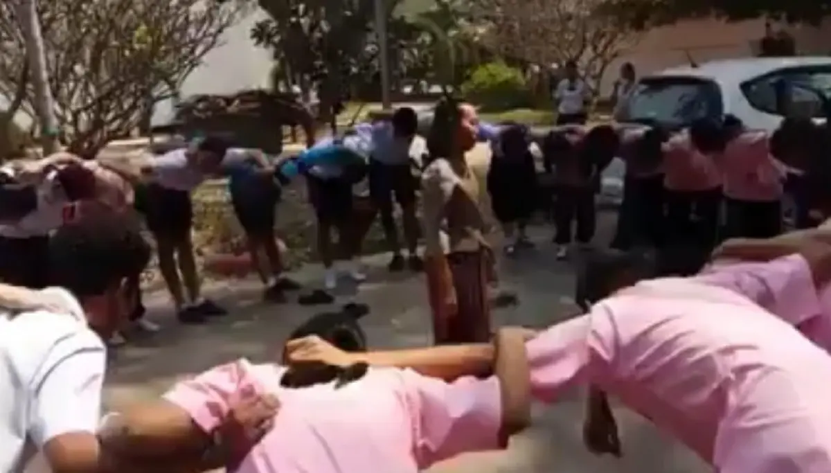 หัวอกคนเป็นครู นักเรียนตบกันสนั่นโรงเรียน พอครูมาแยกกลับคดีพลิก ปาดน้ำตาทั้งโรงเรียน นี่คือการอวยพรครั้งสุดท้าย(คลิป)