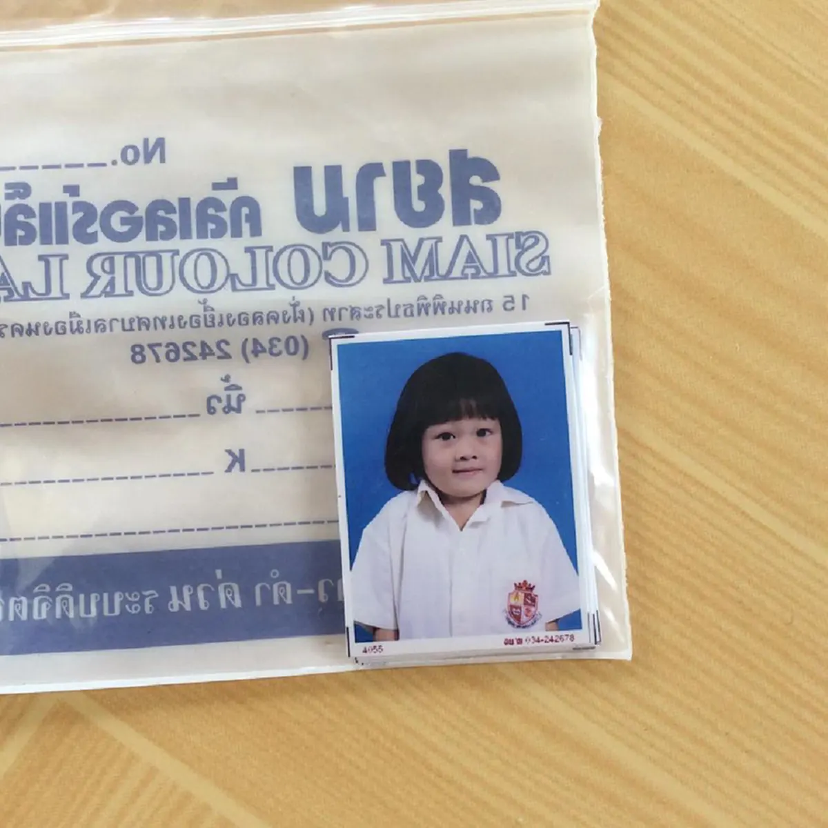 เมื่อคุณแม่พาลูกน้อยไปถ่ายรูปไปสมัครเรียน ชาวเน็ตซูมดูสิ่งของในมือหนูน้อย พกยาดมมาด้วย ตื่นเต้นมากใช่ไหมลูกกกกกกก