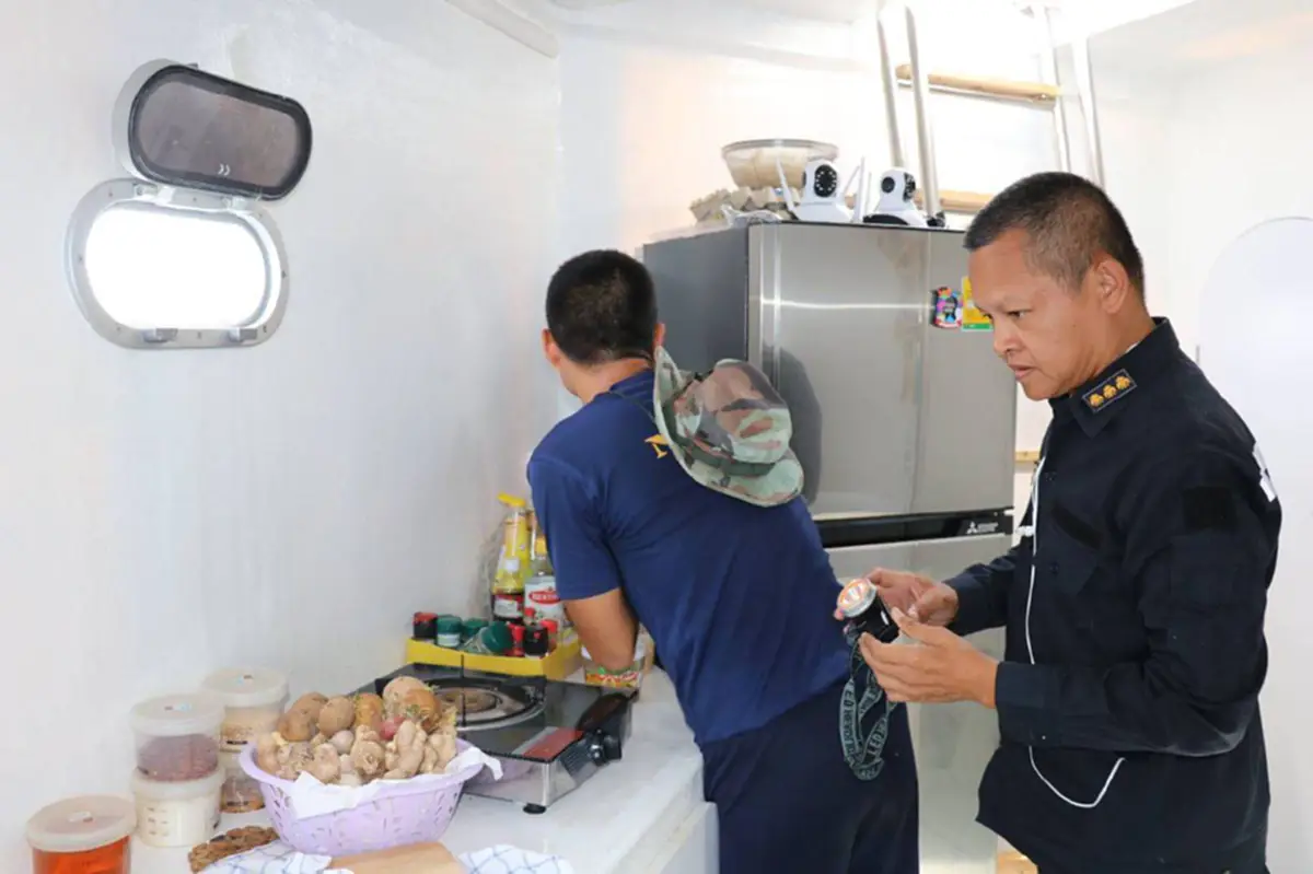 ภาพภายในบ้านลอยน้ำผิดกฎหมายในไทย เจ้าของบ้านหนีกระทันหัน