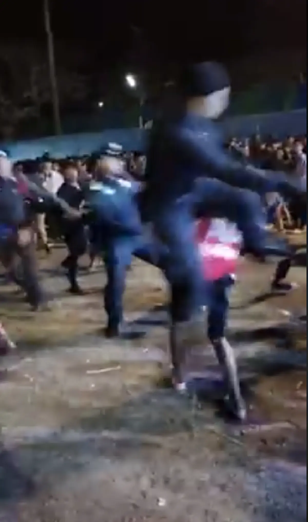 แห่แชร์เป็นหมื่น "โจ๋ตีกัน" กลางคอนเสิร์ต ยังไม่ทันง้างหมัด เจอตำรวจกระโดดถีบวงแตก