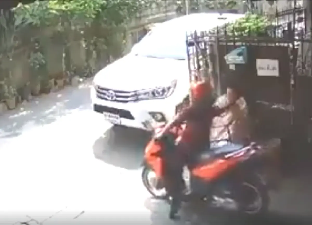 ว่อนคลิปหนุ่มกระชากสร้อยหญิงชรา ที่นั่งเล่นอยู่หน้าบ้านตัวเอง ก่อนขับรถหนีหน้าตาเฉย คนไม่มีทางสู้มันยังทำได้ลงคอ(คลิป)