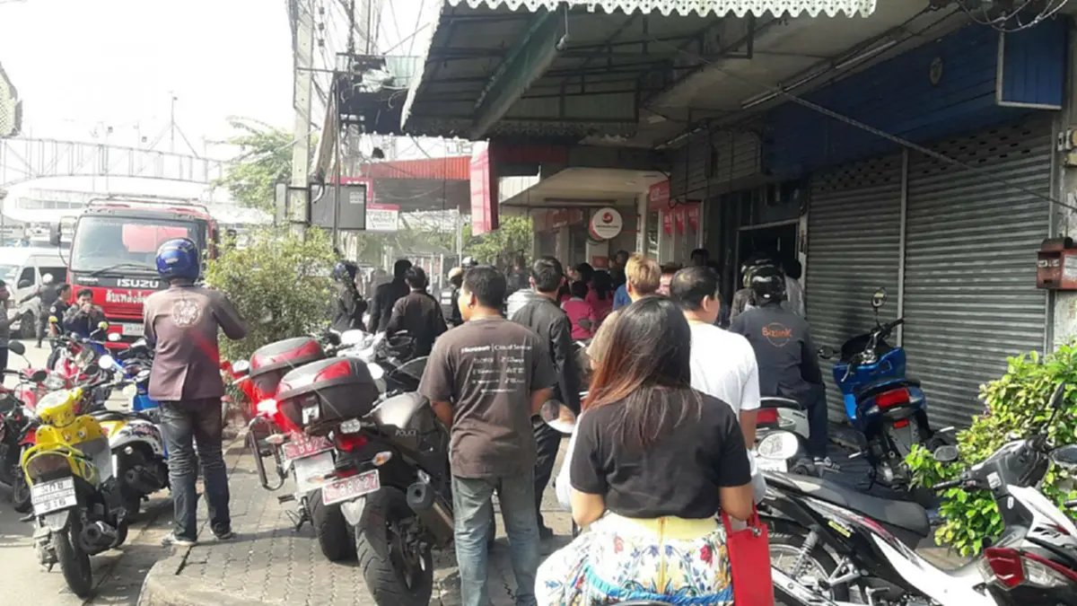 ด่วน!!! ชายบุกเดี่ยวเข้าธนาคารออมสินสาขาพระประแดง ราดน้ำมันจุดไฟวางเพลิง ล่าสุดมีผู้บาดเจ็บแล้ว!!!