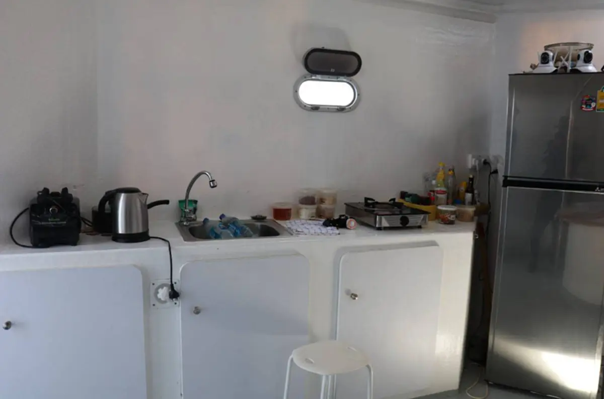 ภาพภายในบ้านลอยน้ำผิดกฎหมายในไทย เจ้าของบ้านหนีกระทันหัน