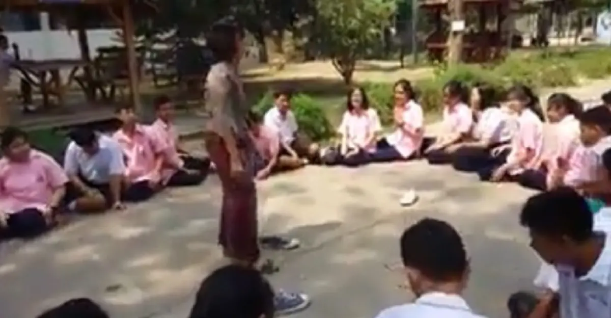 หัวอกคนเป็นครู นักเรียนตบกันสนั่นโรงเรียน พอครูมาแยกกลับคดีพลิก ปาดน้ำตาทั้งโรงเรียน นี่คือการอวยพรครั้งสุดท้าย(คลิป)