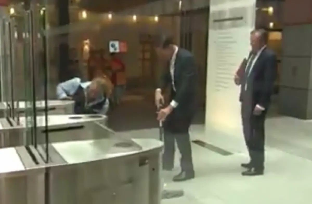 แห่ดูนับแสนในไม่กี่นาที!!! เมื่อ"นายกฯเนเธอแลนด์"ขณะเข้าสภาฯ ดันทำกาแฟหก แต่สิ่งที่เขาทำ คนทั่วโลกถึงกับชื่นชมคุณคือสุดยอดผู้นำ!!!(คลิป)