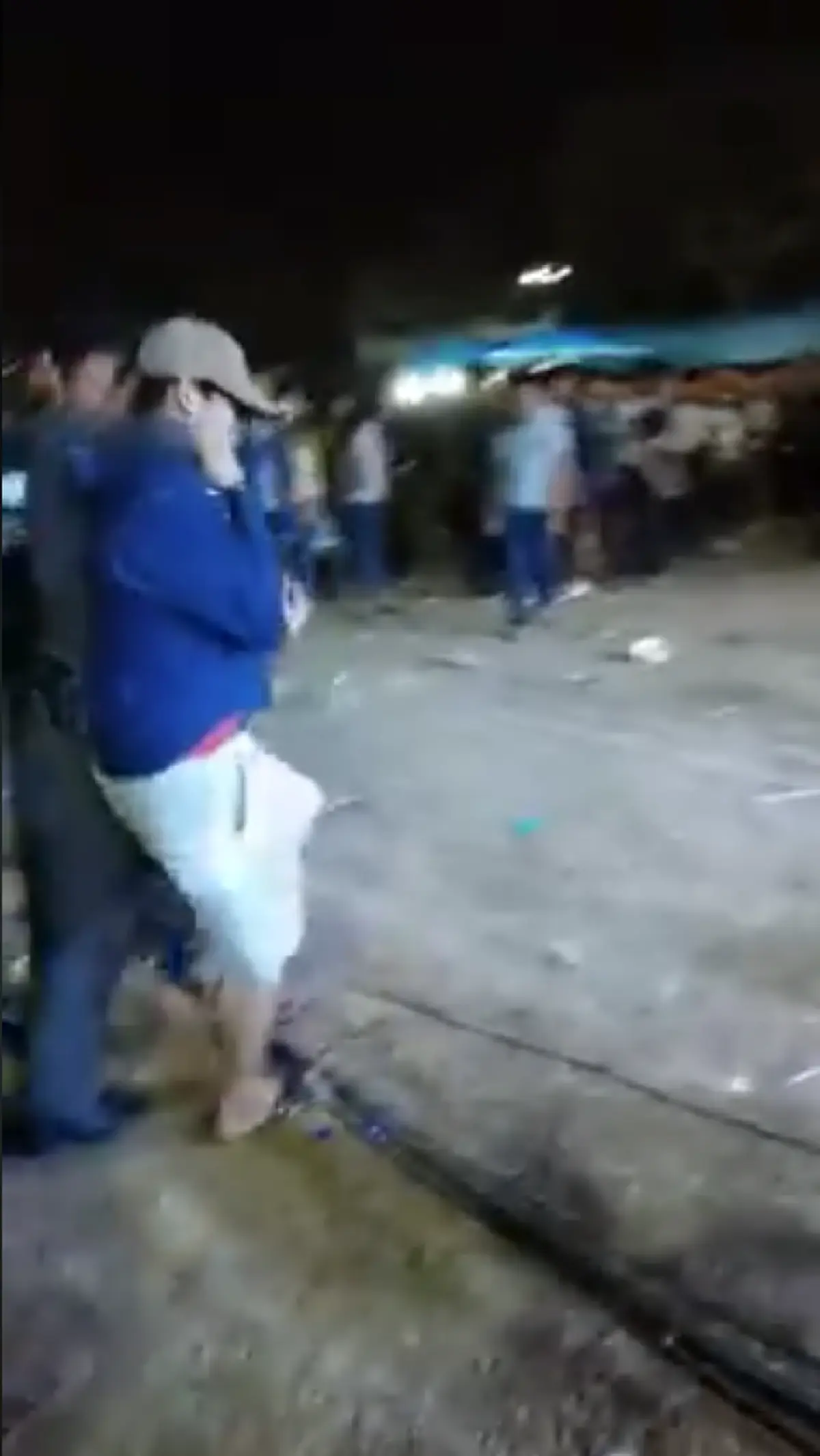 แห่แชร์เป็นหมื่น "โจ๋ตีกัน" กลางคอนเสิร์ต ยังไม่ทันง้างหมัด เจอตำรวจกระโดดถีบวงแตก