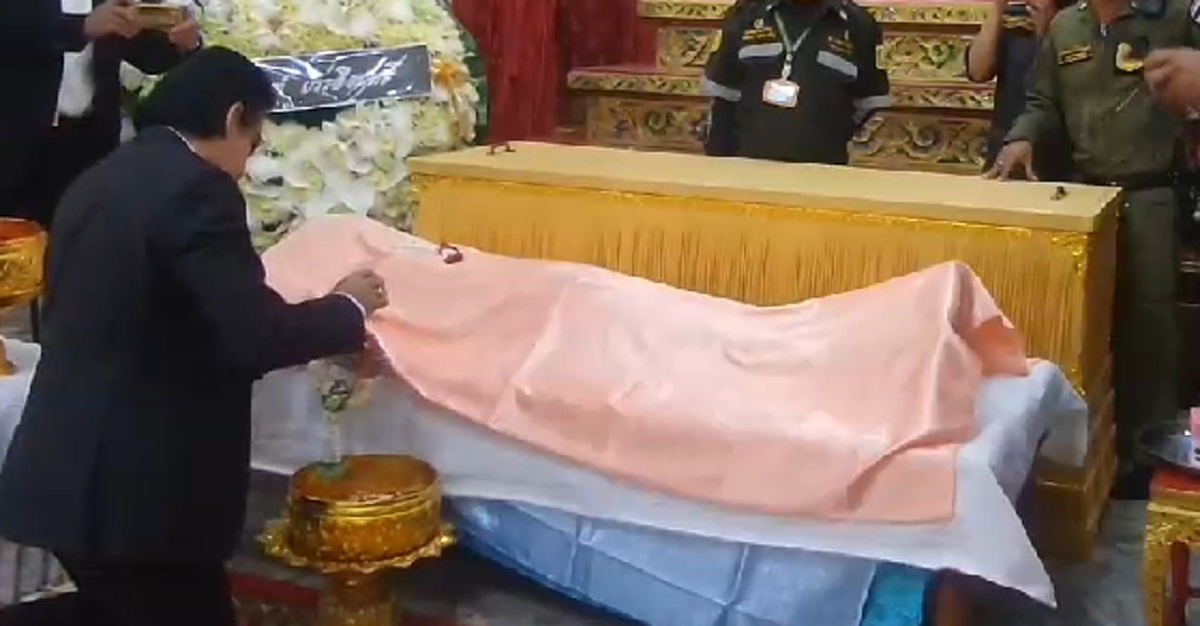 สุดสะเทือนใจ!!! เปิดภาพ “น้องไทม์” แฟนทอม ที่น้องอินกำลังเดินทางไปหา โผล่ร่วมงานศพ ด้วยอาการโศกเศร้า (มีคลิป)