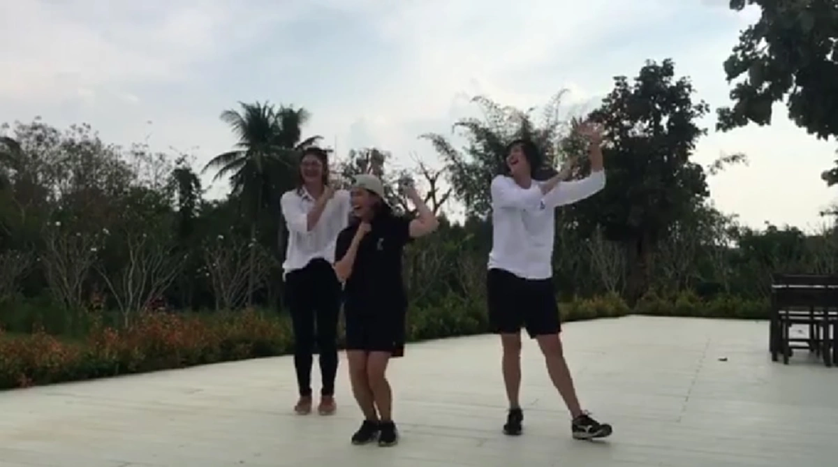 ให้คุกกี้ทำนายกัน !!!  วินาที "ปลื้มจิตร์-หัตถยา" นักวอลเลย์สาวไทย ออกสเต็ปเต้นเพลง "คุกกี้เสี่ยงทาย" กันน่ารักมาก แฟนคลับแห่กดไลค์ (ชมคลิป)