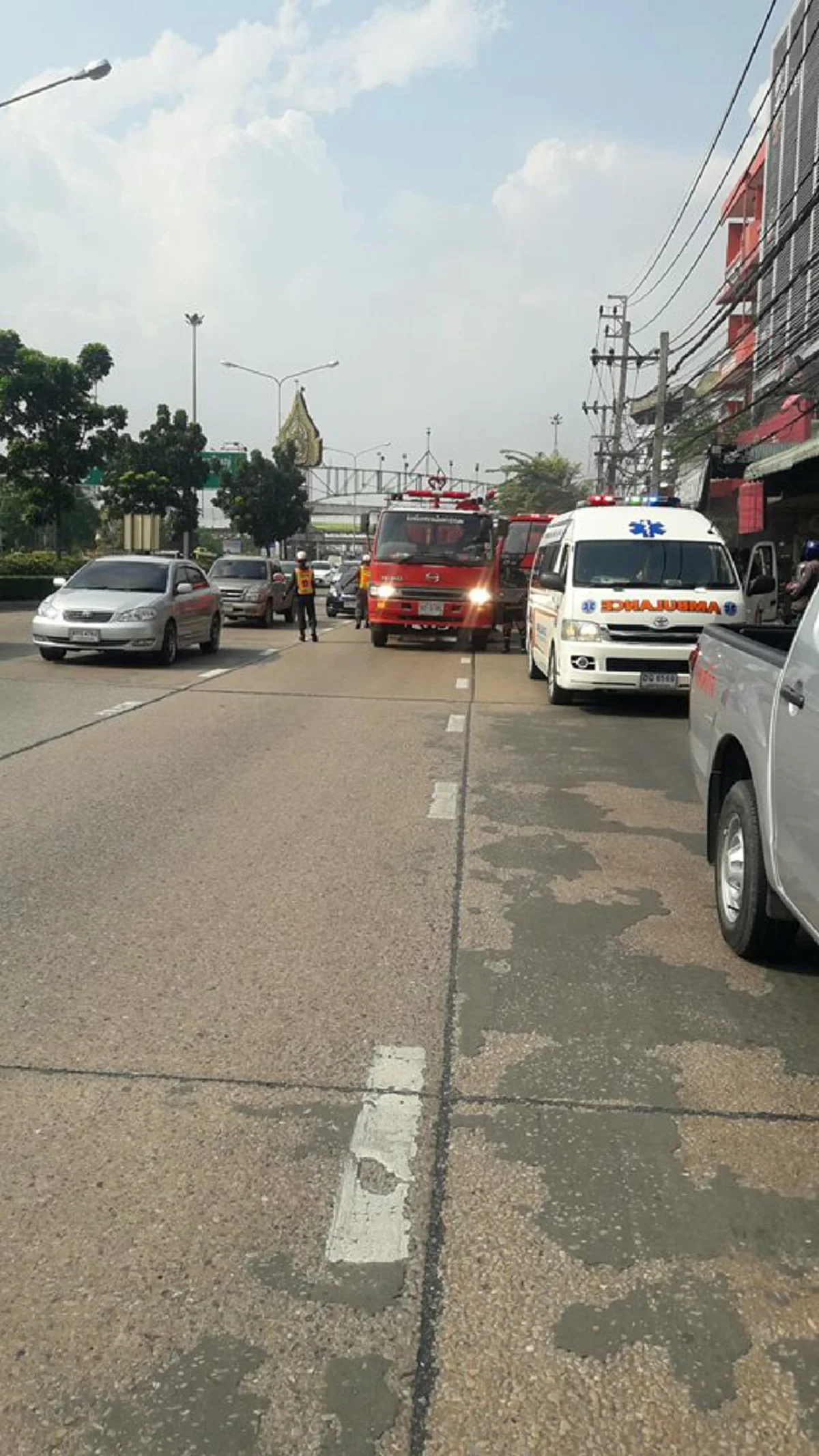 ด่วน!!! ชายบุกเดี่ยวเข้าธนาคารออมสินสาขาพระประแดง ราดน้ำมันจุดไฟวางเพลิง ล่าสุดมีผู้บาดเจ็บแล้ว!!!