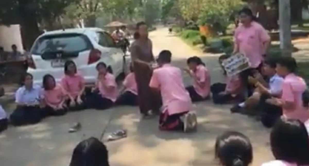 หัวอกคนเป็นครู นักเรียนตบกันสนั่นโรงเรียน พอครูมาแยกกลับคดีพลิก ปาดน้ำตาทั้งโรงเรียน นี่คือการอวยพรครั้งสุดท้าย(คลิป)