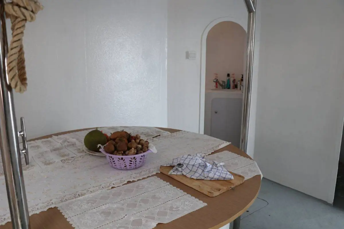 ภาพภายในบ้านลอยน้ำผิดกฎหมายในไทย เจ้าของบ้านหนีกระทันหัน