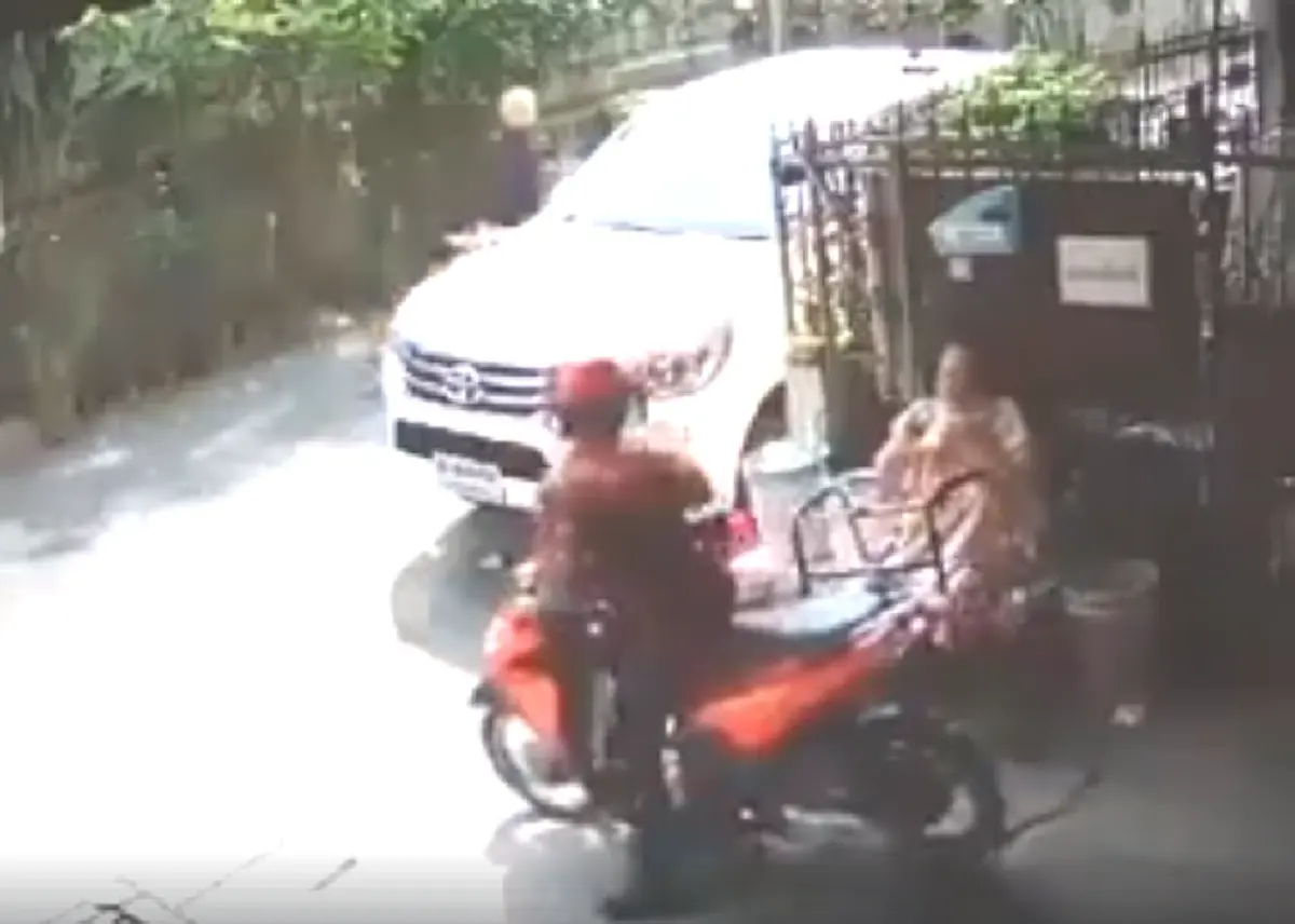 ว่อนคลิปหนุ่มกระชากสร้อยหญิงชรา ที่นั่งเล่นอยู่หน้าบ้านตัวเอง ก่อนขับรถหนีหน้าตาเฉย คนไม่มีทางสู้มันยังทำได้ลงคอ(คลิป)