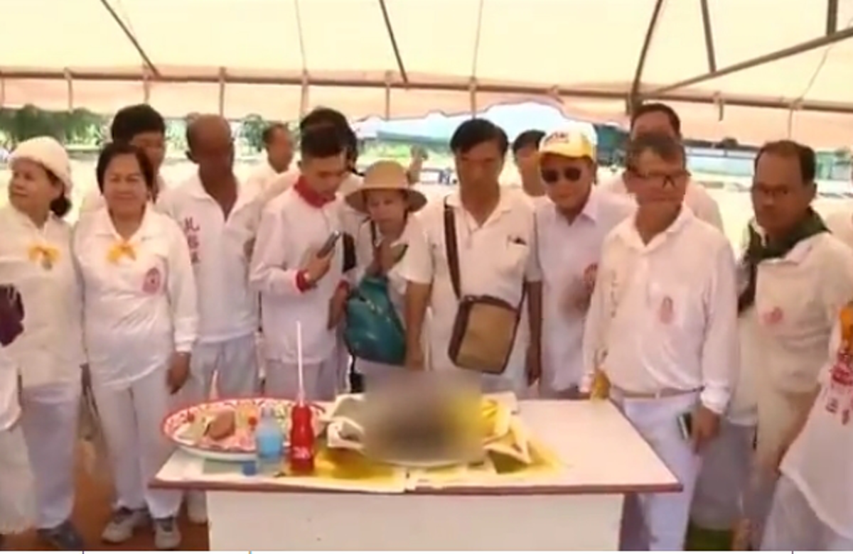 แตกตื่น!!! ขุดพบศพเด็กทารกในพิธีล้างป่าช้า ถูกฝังมานานกว่า 4 ปี ร่างไม่เน่าเปื่อย ชาวบ้านเรียก "กุมารทอง" เชื่อว่ามาให้โชค คอหวยเตรียมลุ้น!