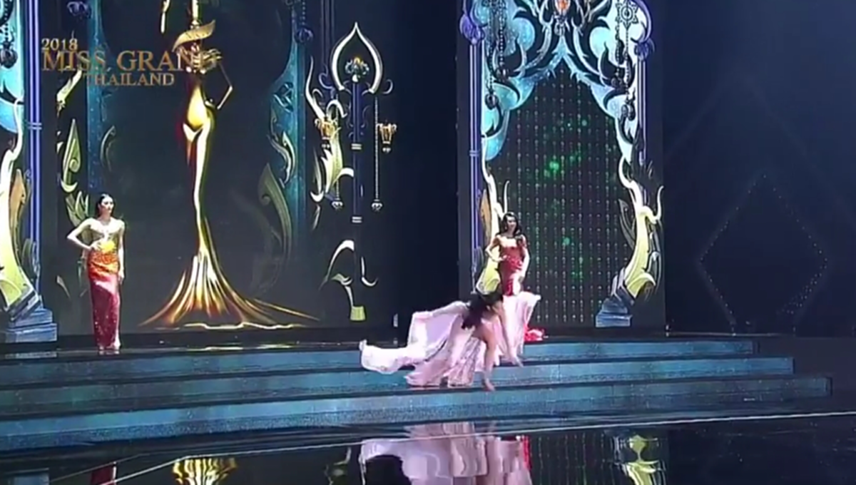สปิริตสูง!!! มิสแกรนด์กำแพงเพชร ล้มแรงหวิดหน้าฟาดพื้น ขณะก้าวลงบันได แต่กลับมาเดินต่อได้ ในรอบประกวดชุดราตรี !! (คลิป)