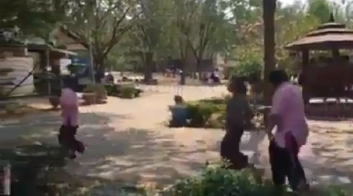 หัวอกคนเป็นครู นักเรียนตบกันสนั่นโรงเรียน พอครูมาแยกกลับคดีพลิก ปาดน้ำตาทั้งโรงเรียน นี่คือการอวยพรครั้งสุดท้าย(คลิป)