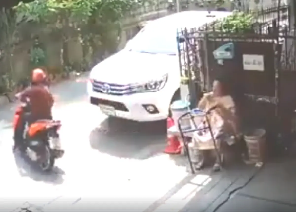 ว่อนคลิปหนุ่มกระชากสร้อยหญิงชรา ที่นั่งเล่นอยู่หน้าบ้านตัวเอง ก่อนขับรถหนีหน้าตาเฉย คนไม่มีทางสู้มันยังทำได้ลงคอ(คลิป)