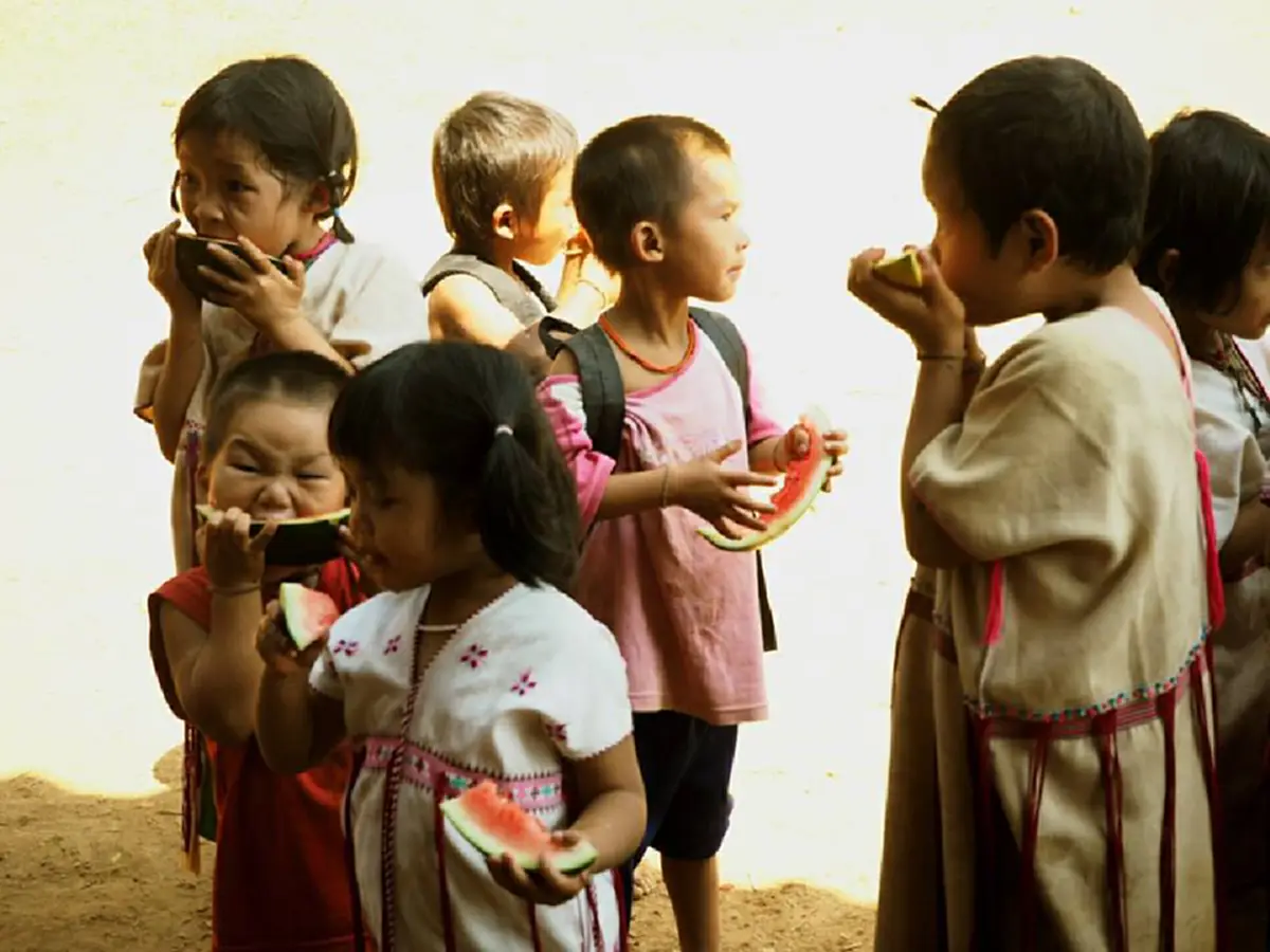 กราบสาธุรัวๆ!! ภาพสุดประทับใจ เมื่อ “พระจูเลียน” บริจาคผลไม้ให้เด็กๆที่บ้านโทคามน้อยได้กิน และเป็นครั้งแรกของเด็กๆที่ได้รู้จักกับ “แตงโม”