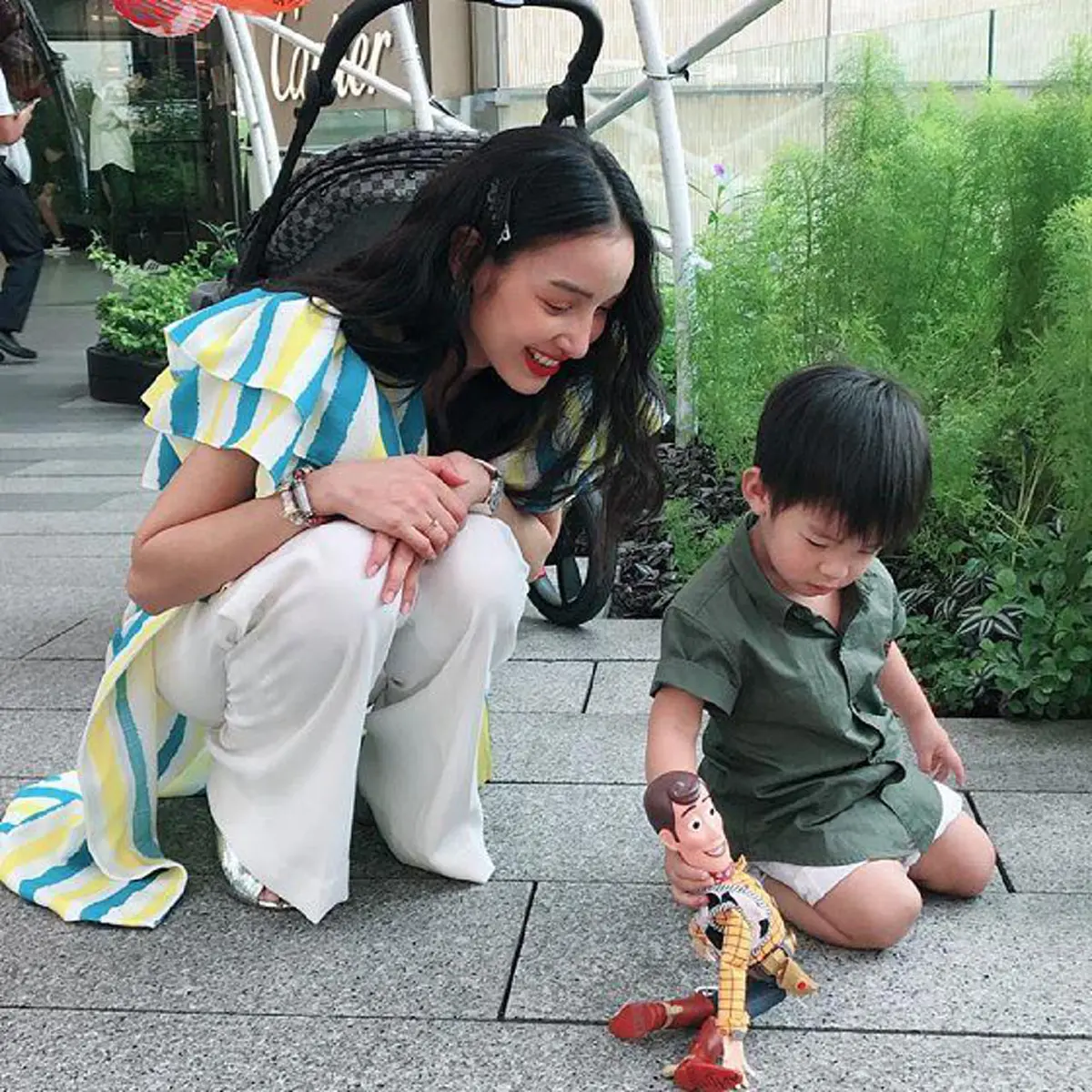 "แพท ณปภา" โพสต์ภาพยายทวดเอามือลูบหัว "น้องเรซซิ่ง" ในชีวิตรัก 2 คนนี้ที่สุด