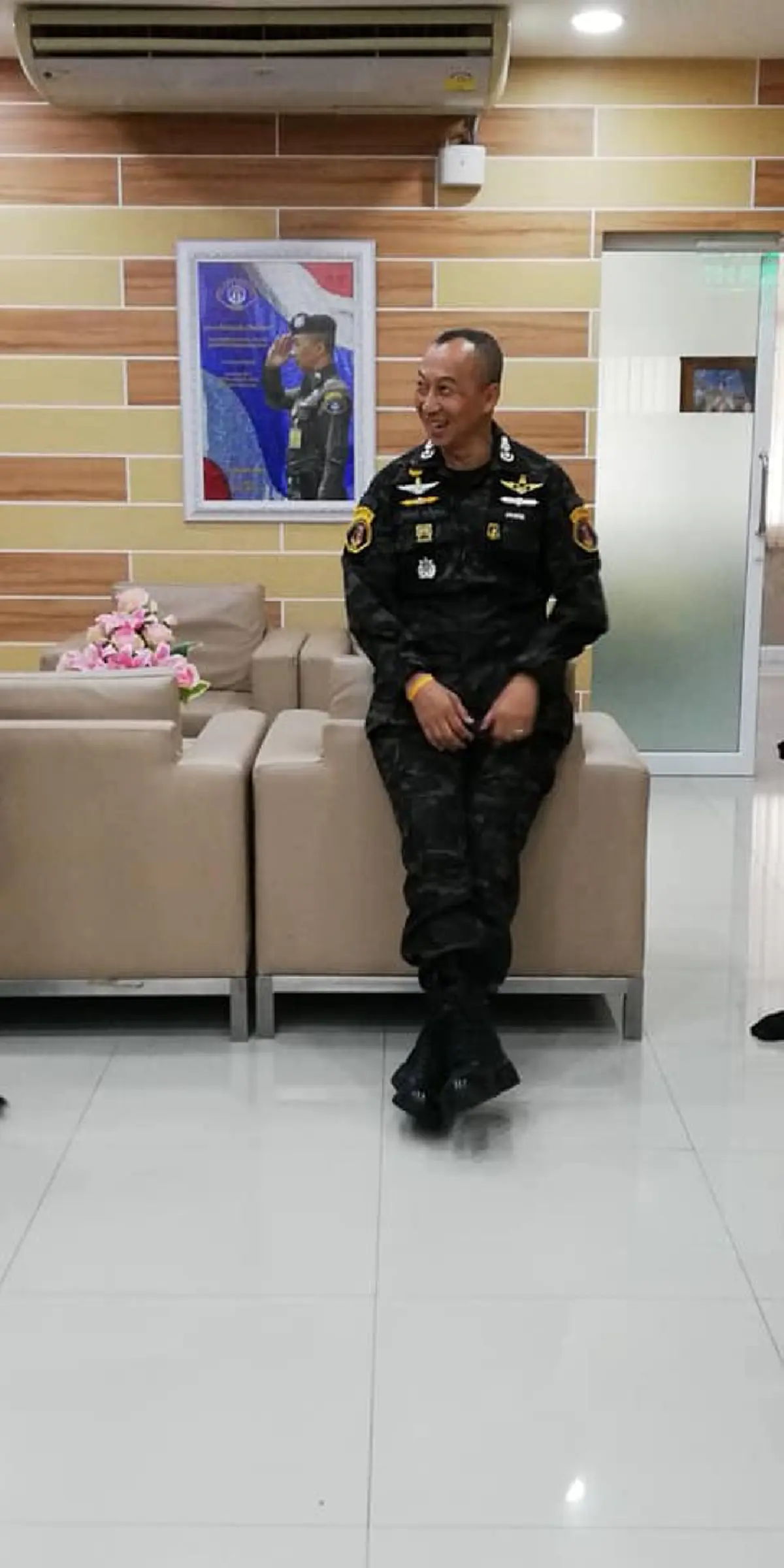 "มือปราบสายธรรมะ" ผบก.ถวายความปลอดภัยฯ มอบกระเช้าได้มาปีใหม่ล้นเกินจำเป็น แก่ผู้ป่วยขาดแคลนตามรพ.