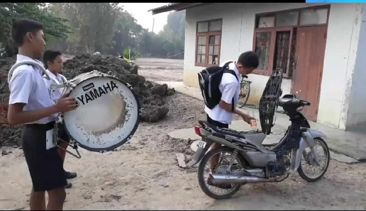 ครูปิ๊งไอเดีย ตามนร.ที่ไปโรงเรียนสาย ด้วยการจัดวงโยธวาทิต บรรเลงเพลงชาติไทย ถึงหน้าบ้าน (คลิป)