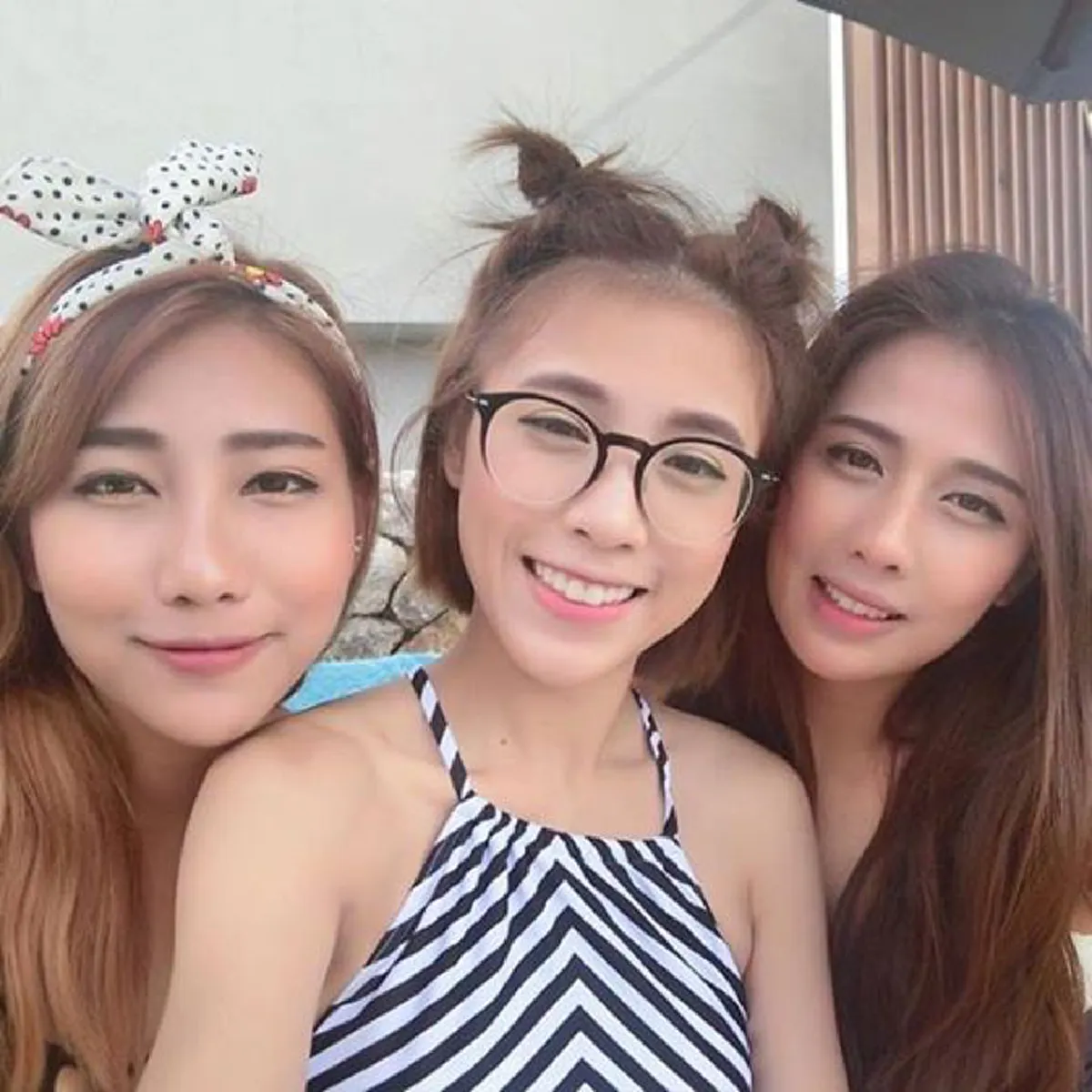 \"แอปเปิ้ล\" ภรรยา \"ฟลุค จิระ\"  นุ่งผ้าซิ่น งานแต่งพี่สาวฝาแฝด ตัดใจให้เงินผูกแขน 6 หลัก ทำพี่สาวน้ำตาไหล(คลิป)