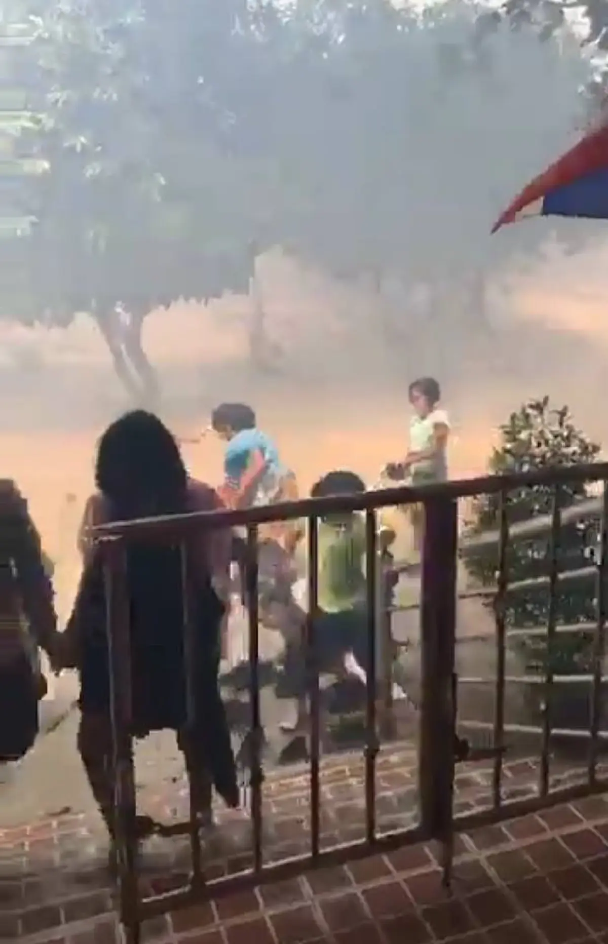 น่ากลัวมาก  "เผาไร่อ้อย" ข้างโรงเรียน ไฟลุกลามหนัก ควันมาเป็นพายุ เด็กๆหวีดร้อง วิ่งหนีกันวุ่น (คลิป)