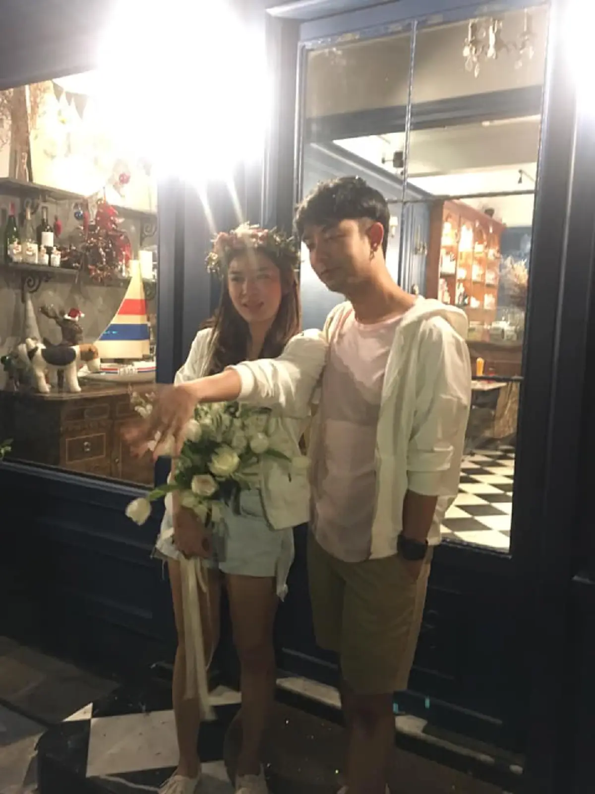สายฟ้าเเลบ! AB Normal ทำเซอร์ไพรส์คุกเข่าขอ น้ำหวาน ซาซ่า แต่งงาน หลังเปิดตัวคบกัน 3 เดือน