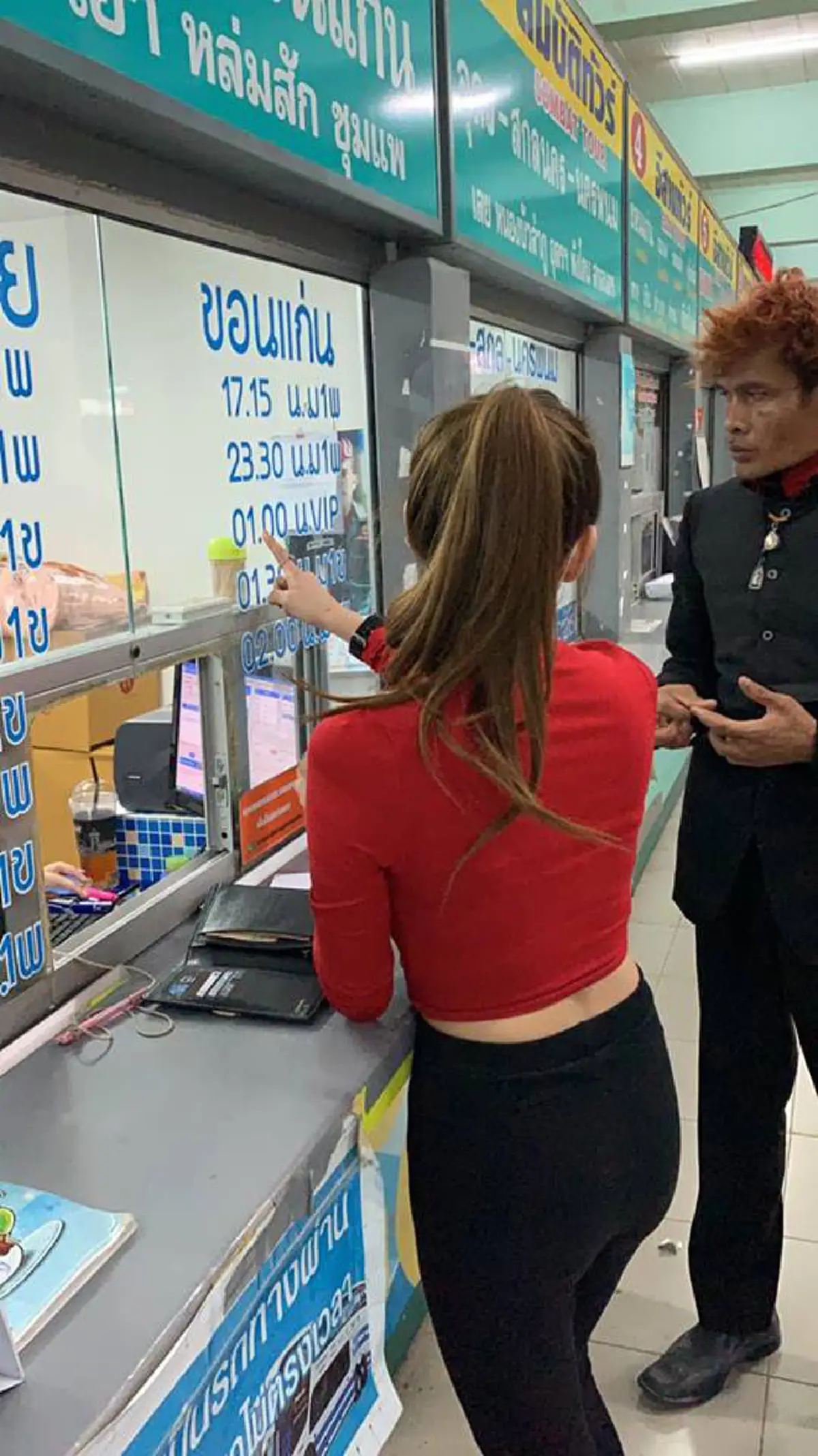 สาวใจบุญ เจอลุงมาขอช้อนไปกินข้าวเปล่า  แต่ถูกร้านข้าวไล่นั่งพื้น เลยขออาสาเลี้ยงข้าวพร้อมซื้อตั๋วรถทัวร์ให้กลับบ้าน (คลิป)
