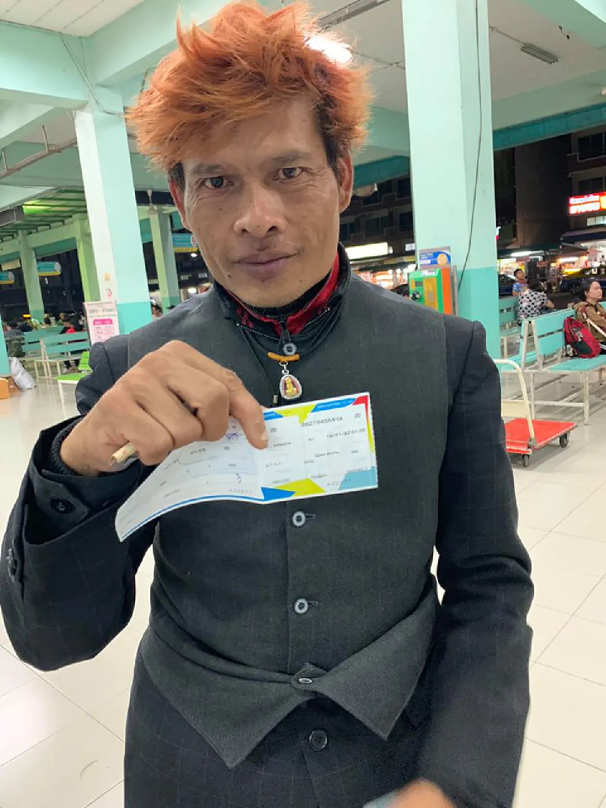 สาวใจบุญ เจอลุงมาขอช้อนไปกินข้าวเปล่า  แต่ถูกร้านข้าวไล่นั่งพื้น เลยขออาสาเลี้ยงข้าวพร้อมซื้อตั๋วรถทัวร์ให้กลับบ้าน (คลิป)