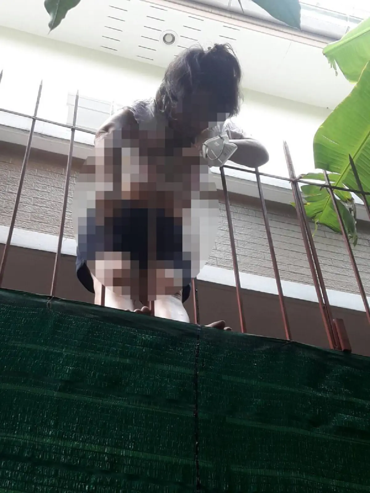 สาวปีนทำความสะอาดบ้านพัก พลัดตกระเบียงเหล็กแหลมเสียบอกติดคารั้วบ้าน