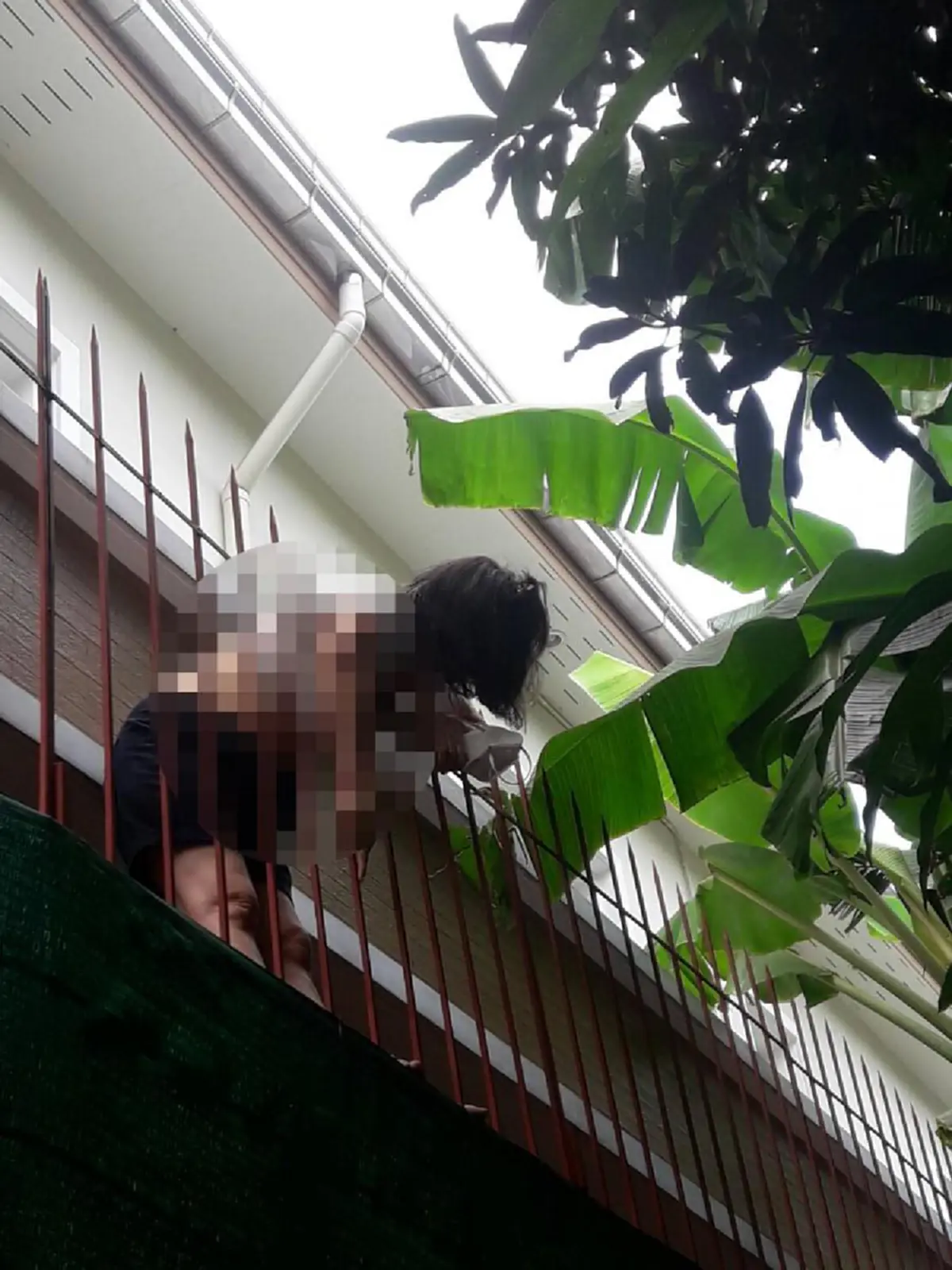 สาวปีนทำความสะอาดบ้านพัก พลัดตกระเบียงเหล็กแหลมเสียบอกติดคารั้วบ้าน