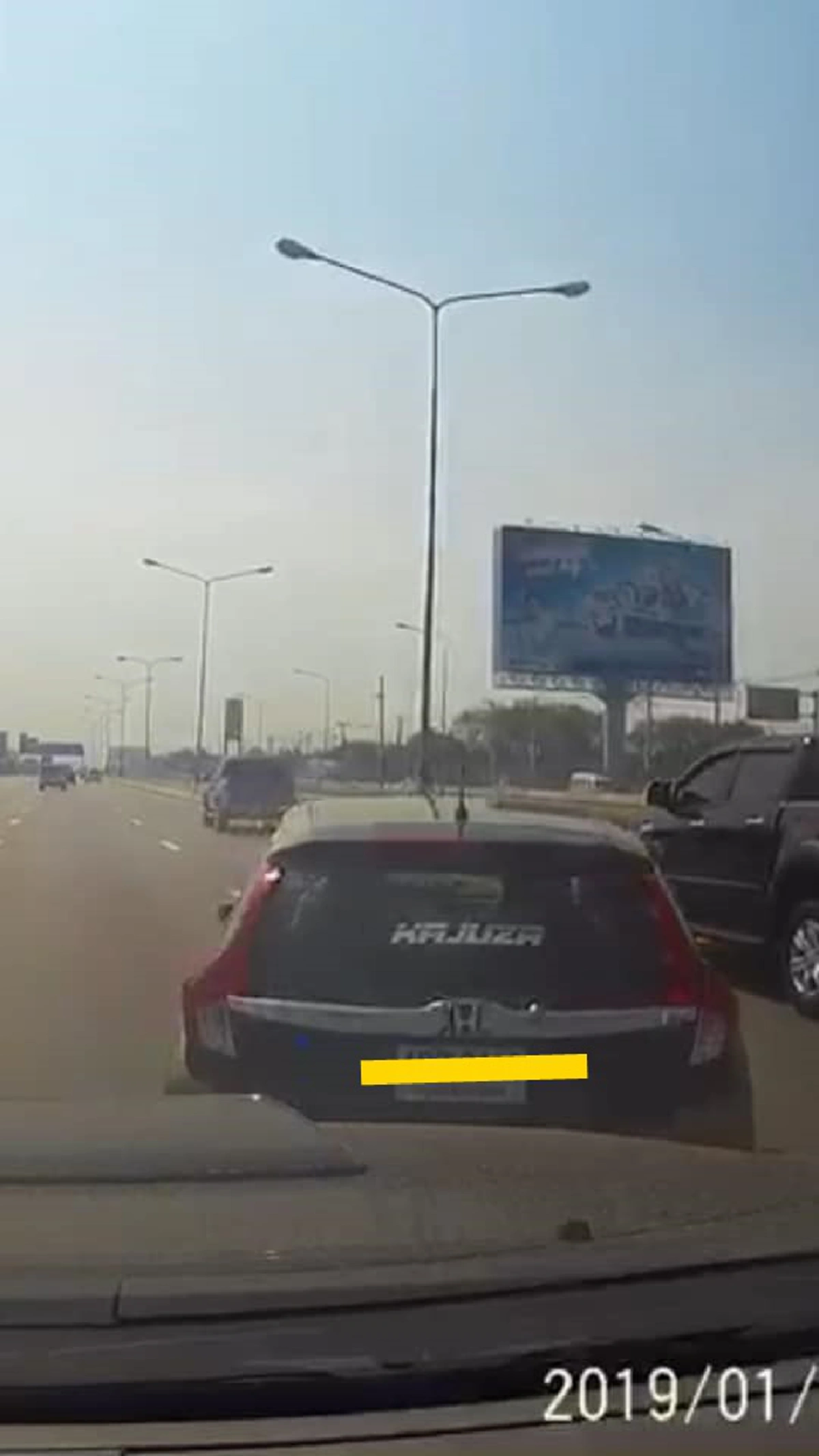 แจ๊สดำขับแข่งกับแจ๊สขาว บนถนนหลวง ทำรถคันหลังเกือบชนท้าย ดีที่เบรกทัน (คลิป)